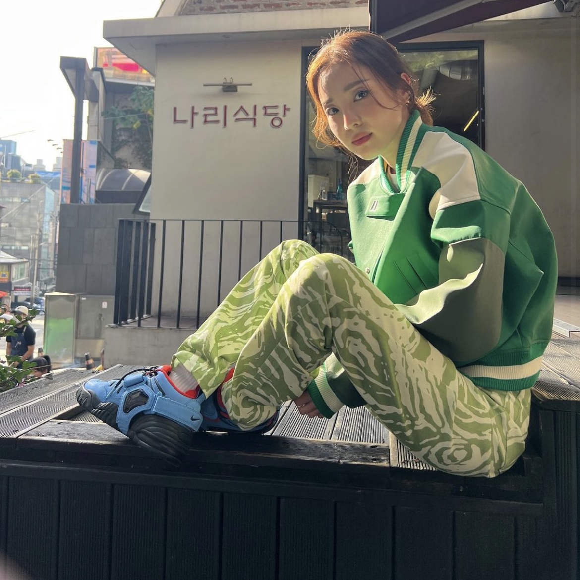 Nike x Ambush Air Adjust Force SP University Blue and Habanero Red 착용 스타일 - 2