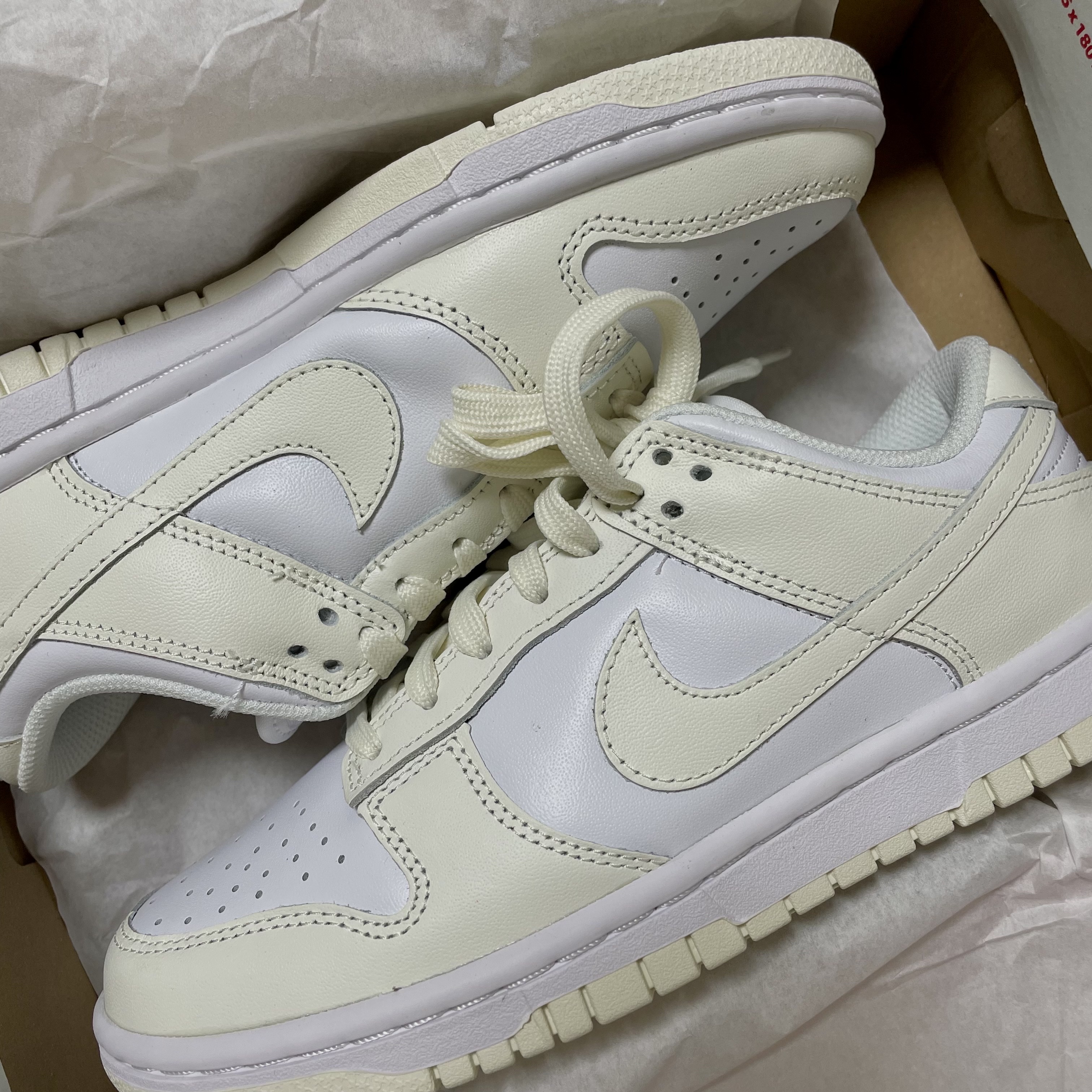 (W) Nike Dunk Low White and Sail 착용 스타일 - 2