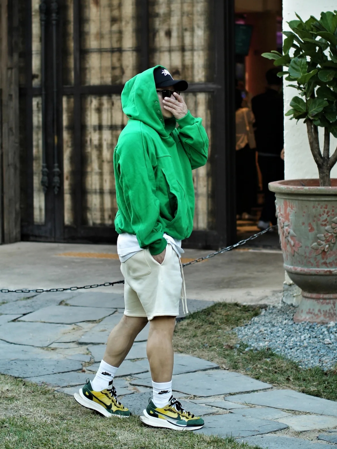 Nike x Sacai VaporWaffle Tour Yellow & Gorge Green Sail, Essentials Sweatshorts Cream - 21SS 착용 스타일 - 2