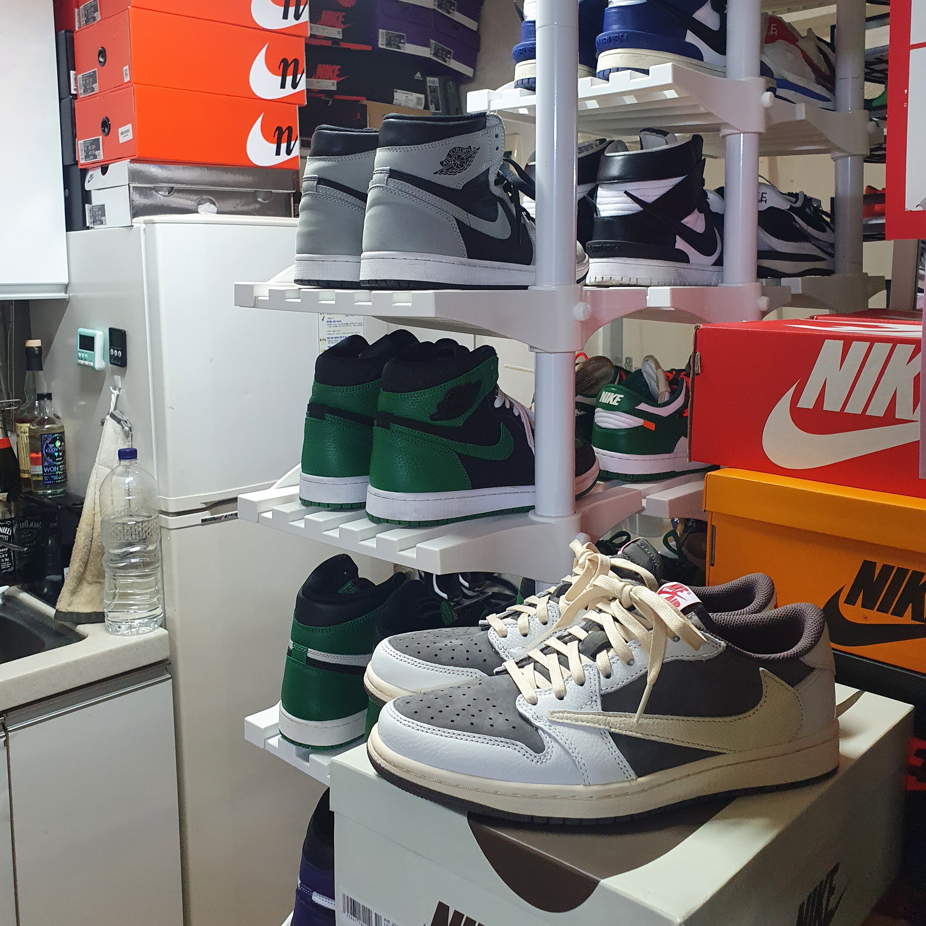 Jordan 1 x Travis Scott Retro Low OG SP Sail and Ridgerock, IAB Studio Hoodie Black White 착용 스타일 - 2