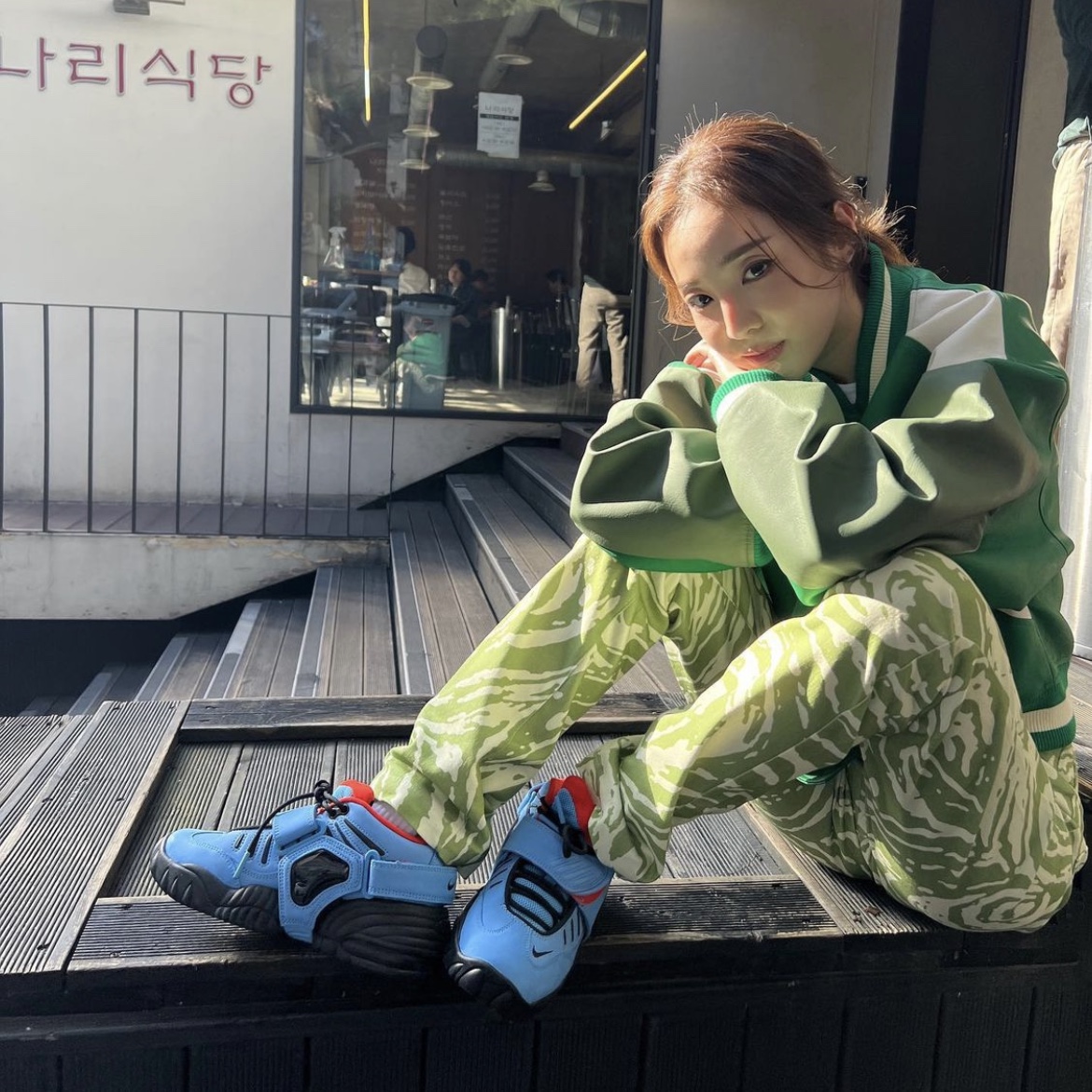 Nike x Ambush Air Adjust Force SP University Blue and Habanero Red 착용 스타일 - 1