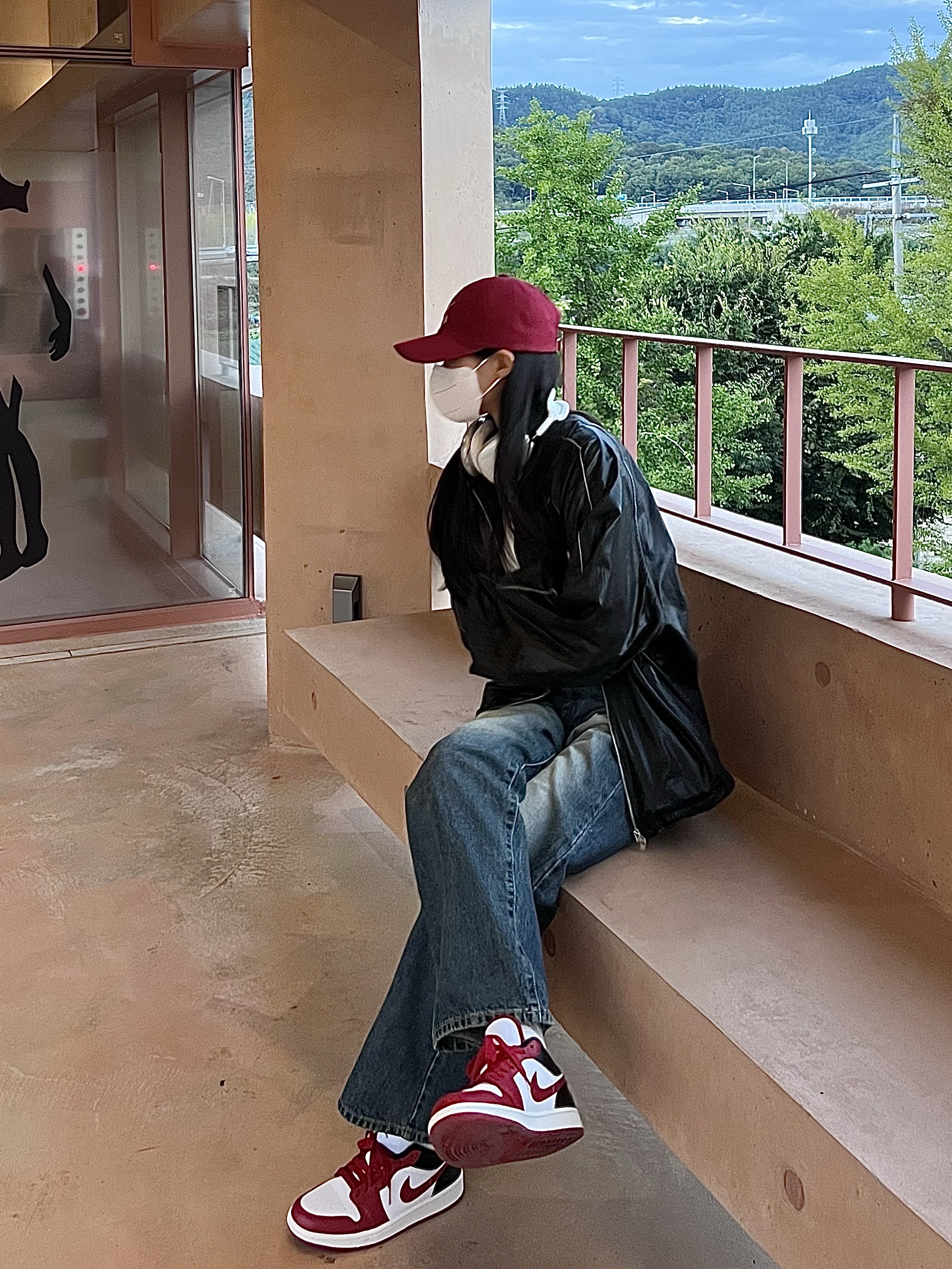 (W) Jordan 1 Low White Gym Red, Apple AirPods Max Lightning Silver (Korean Ver.) 착용 스타일 - 3