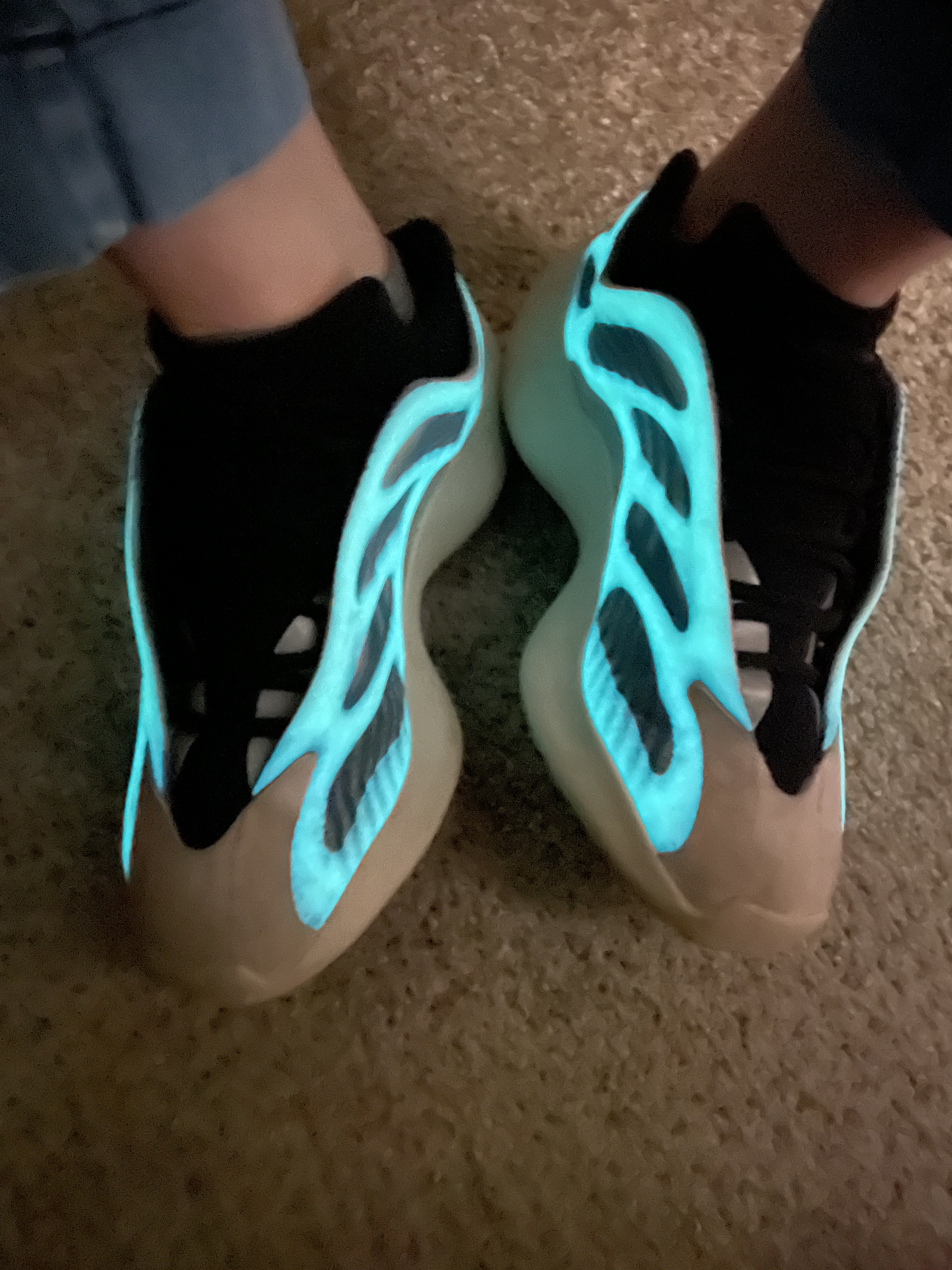 Adidas Yeezy 700 V3 Kyanite 착용 스타일 - 1