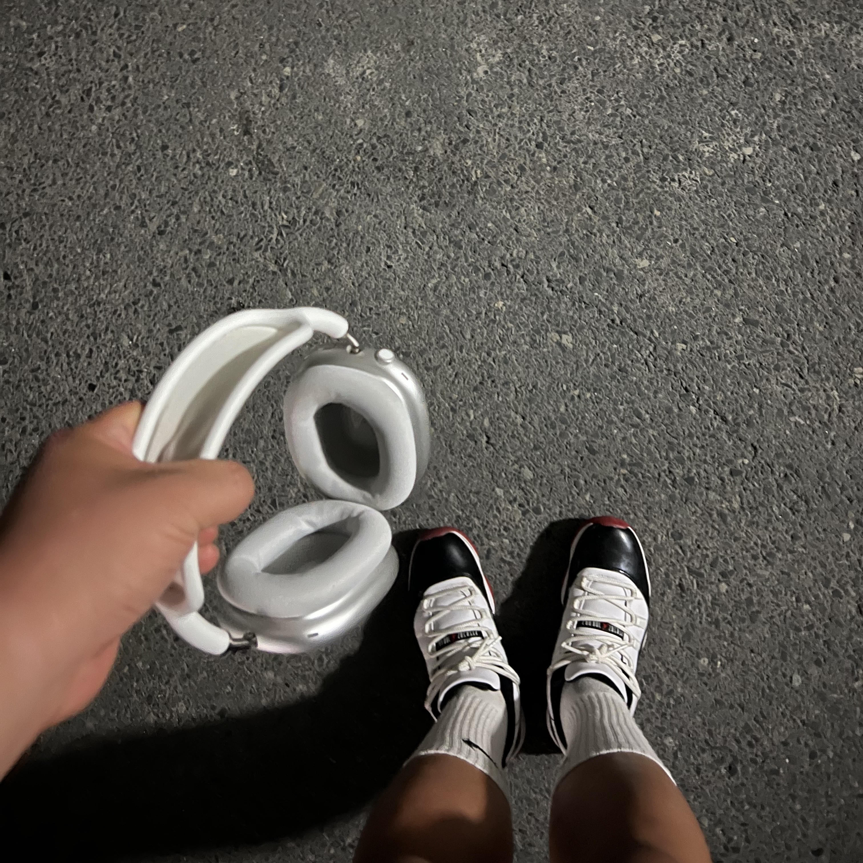 Jordan 11 Retro Low Concord Bred, Apple AirPods Max Lightning Silver (Korean Ver.) 착용 스타일