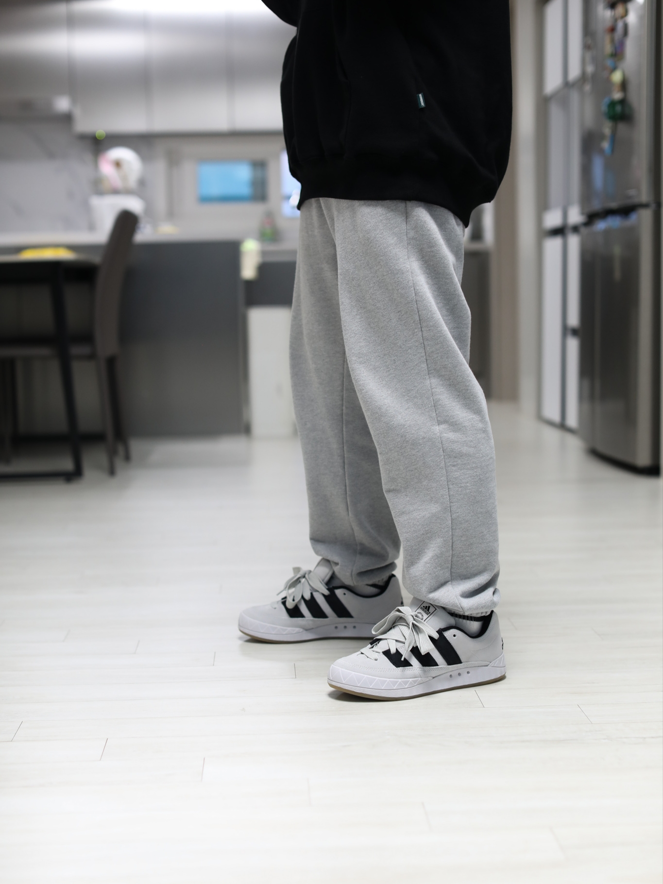 Adidas Adimatic Grey One 착용 스타일