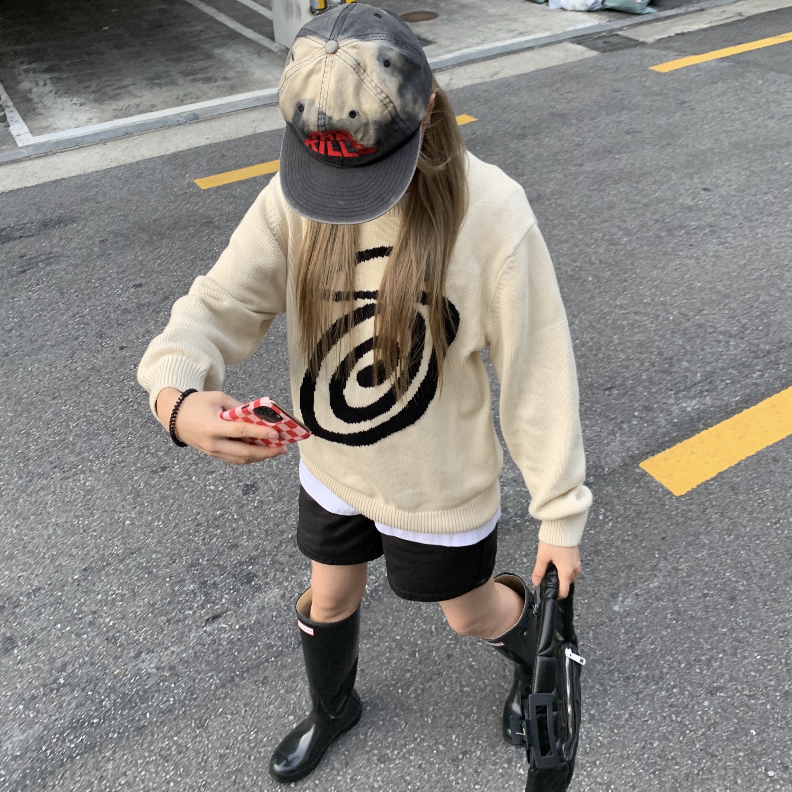 Stussy Curly S Sweater Natural, Gallery Dept. ATK Sun Faded Cap Sun Faded Black 착용 스타일 - 1