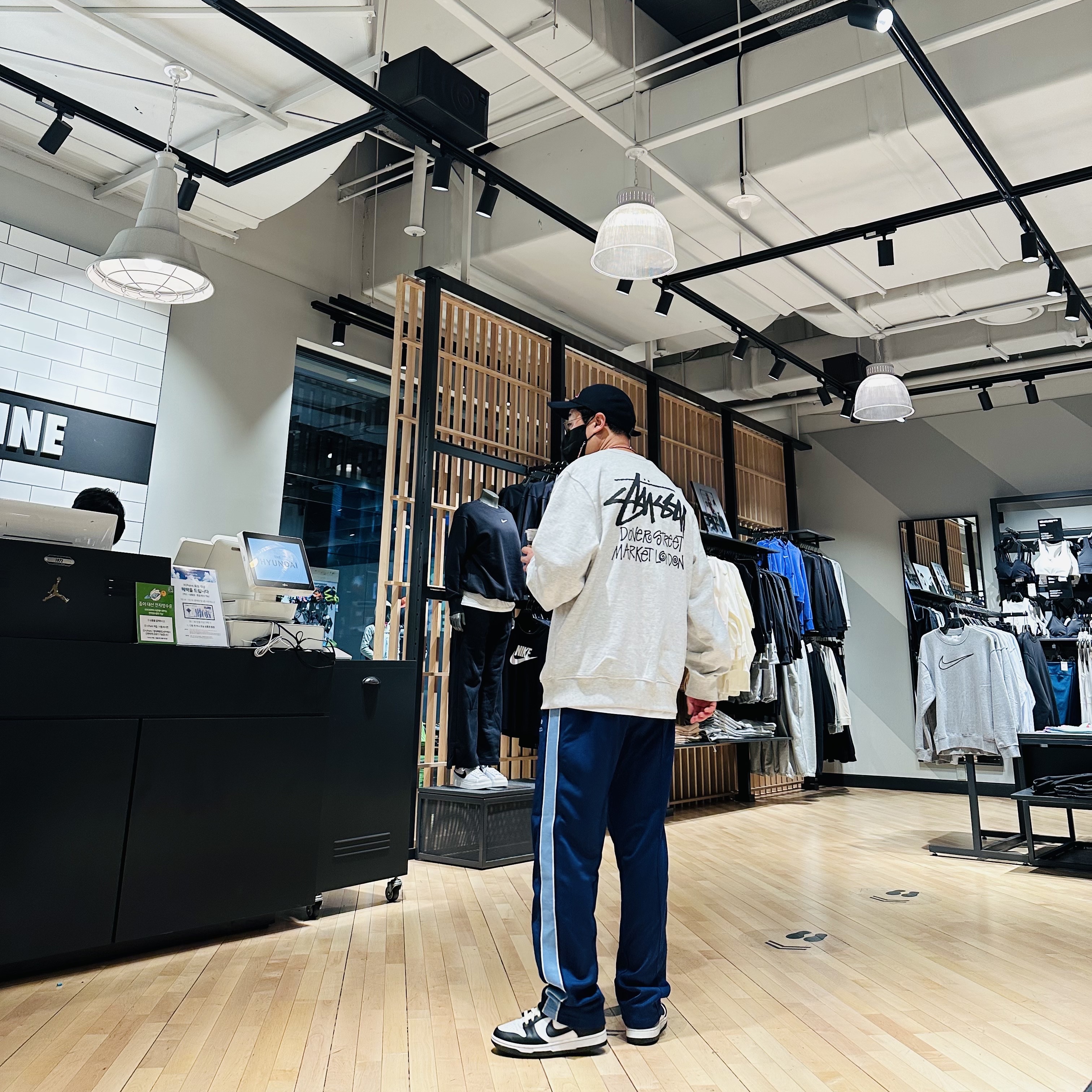 Stussy Stock DSM London Crew Ash Heather 2021, IAB Studio Track Pants Navy - 21SS 착용 스타일 - 3