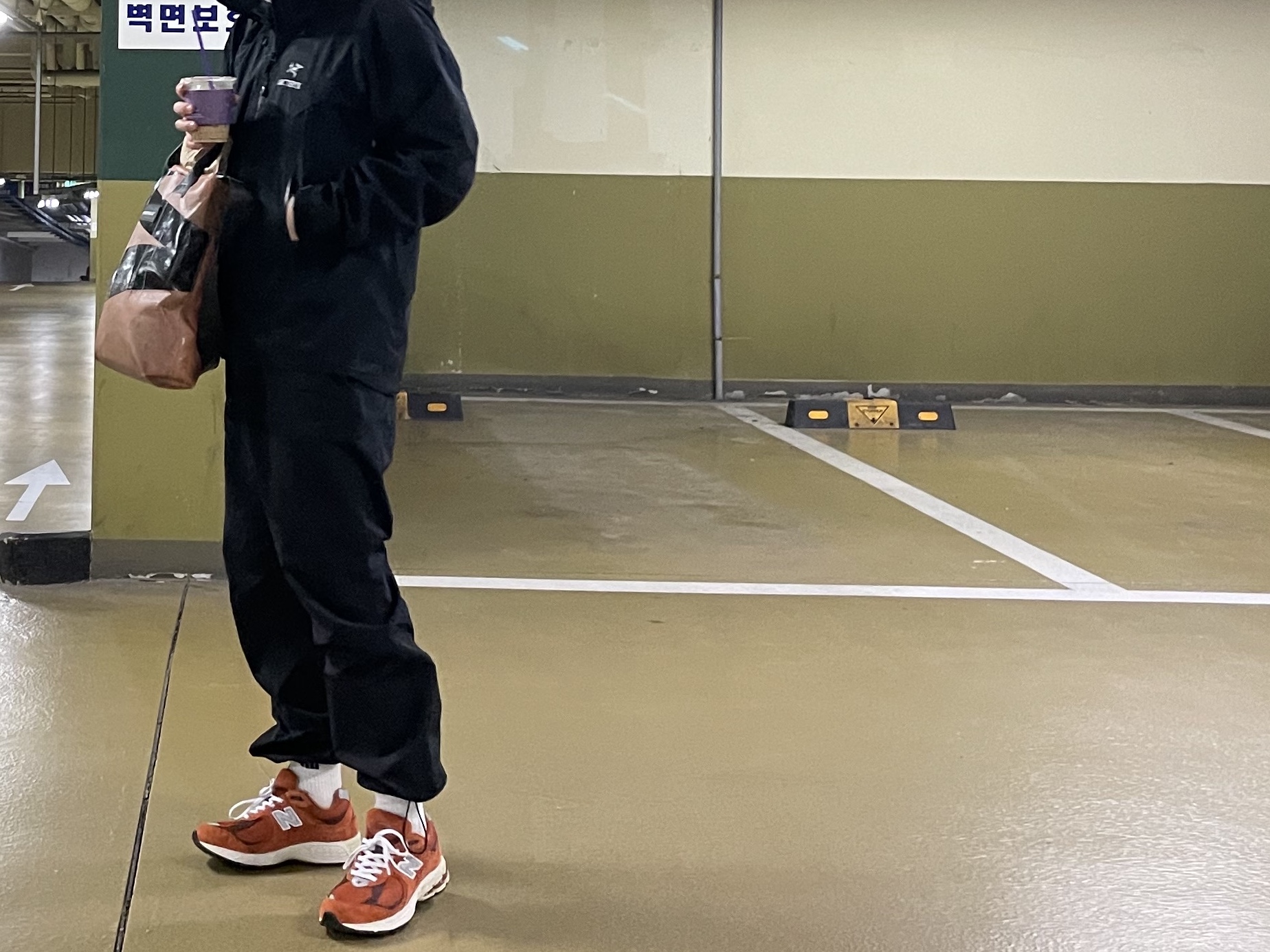 New Balance 2002R Rust Oxide, Arc'teryx Beta AR Jacket Black 착용 스타일