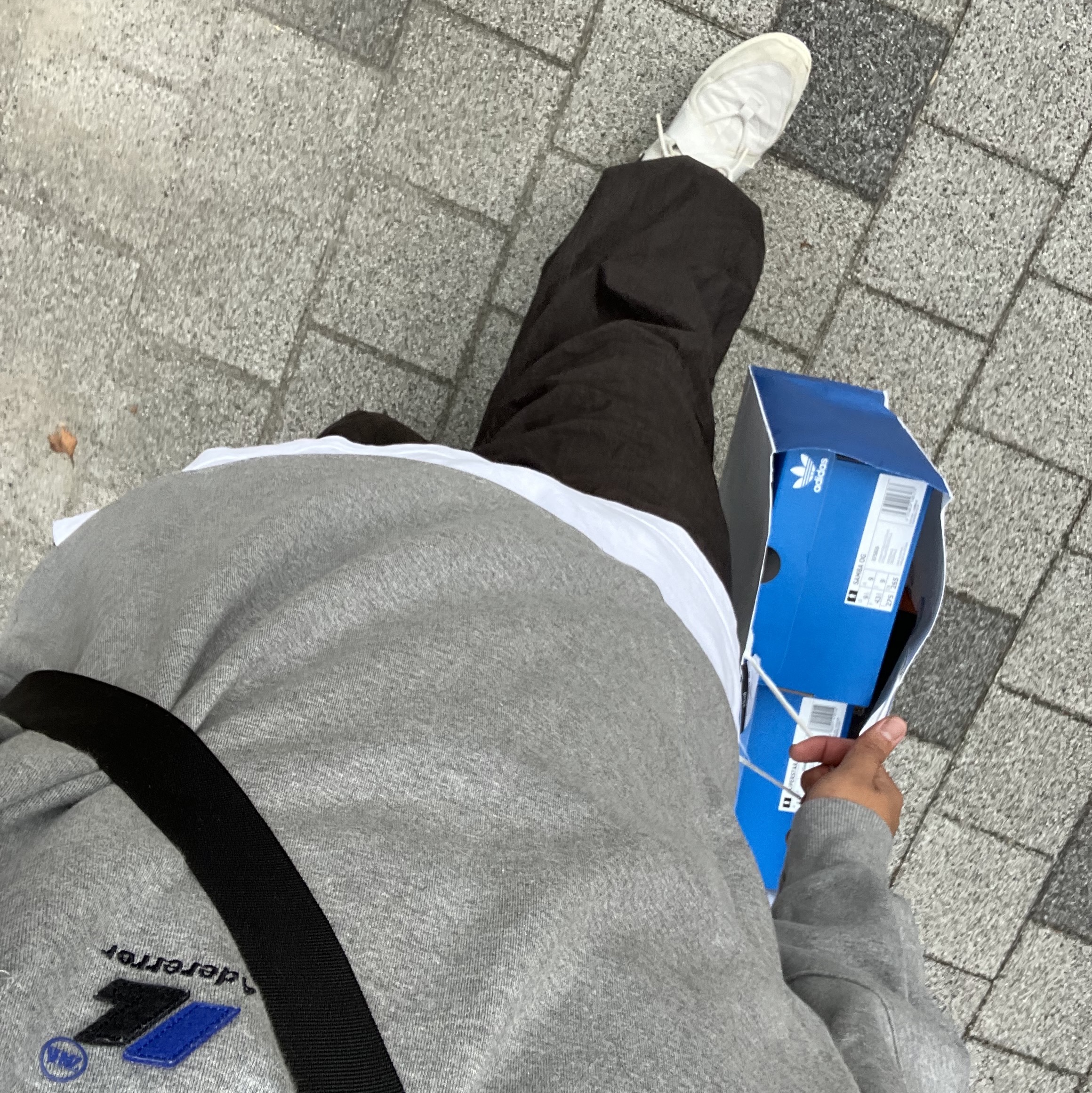 Nike x Fear of God Air Fear of God Raid Light Bone, Zara x Ader Error Oversize Sweatshirt Grey 착용 스타일
