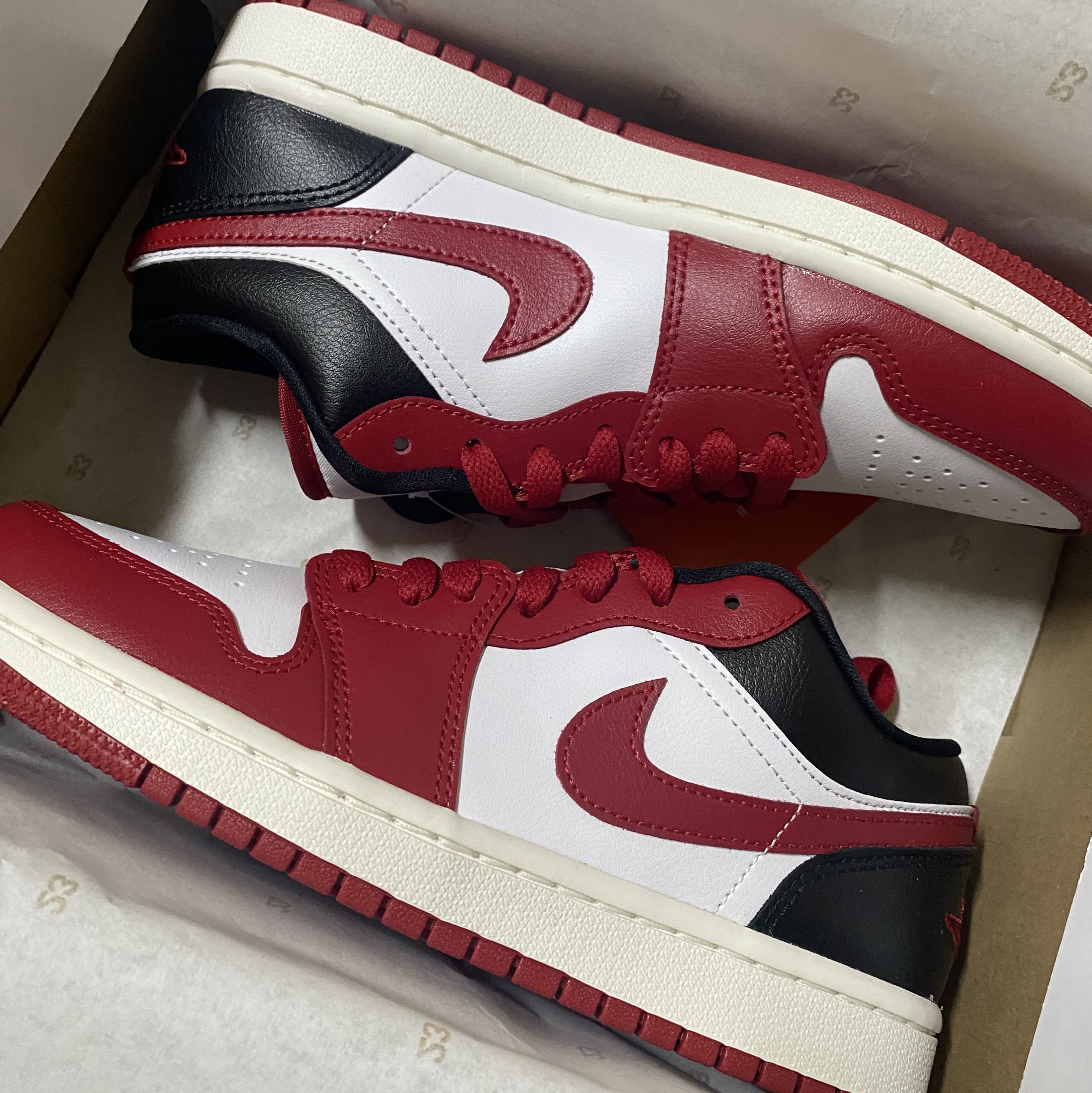 (W) Jordan 1 Low White Gym Red 착용 스타일