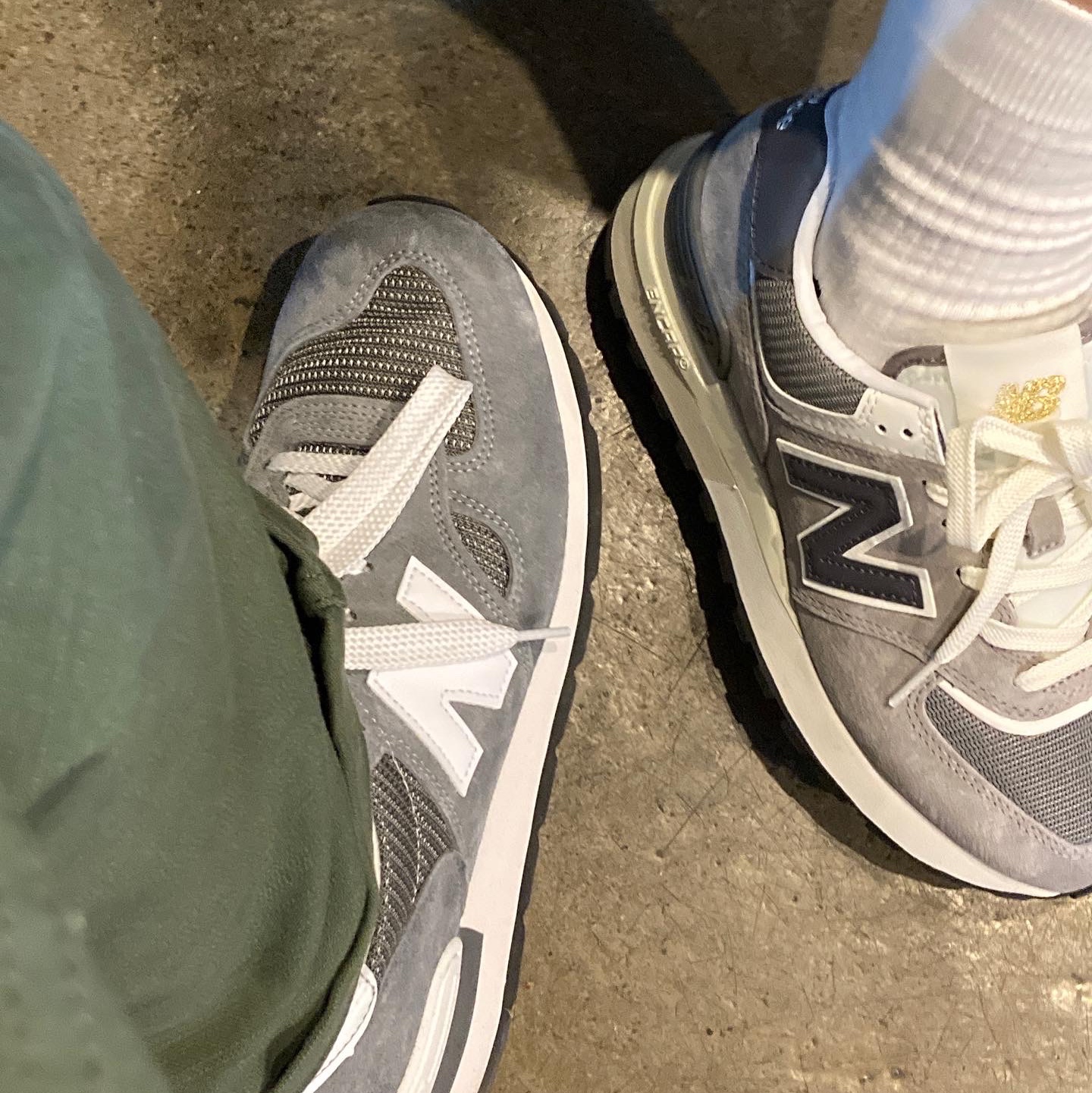 New Balance 574 Legacy Grey, New Balance 990v1 Made in USA Grey White 착용 스타일 - 5