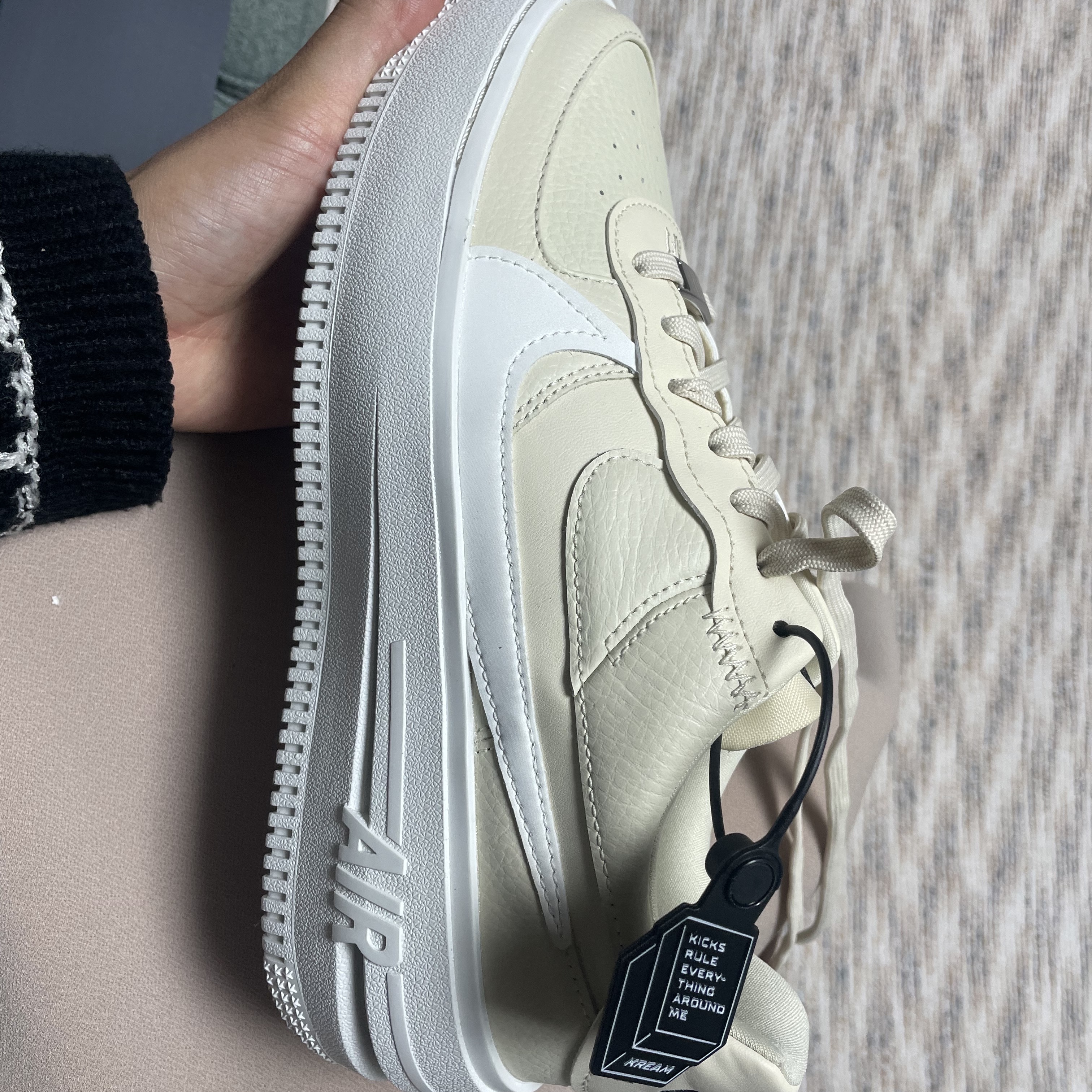 (W) Nike Air Force 1 PLT.AF.ORM Fossil and White 착용 스타일 - 2