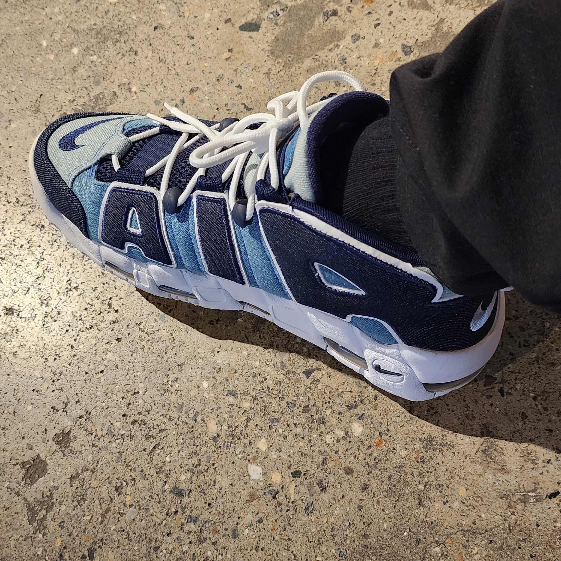 Nike Air More Uptempo 96 Denim 착용 스타일 - 3