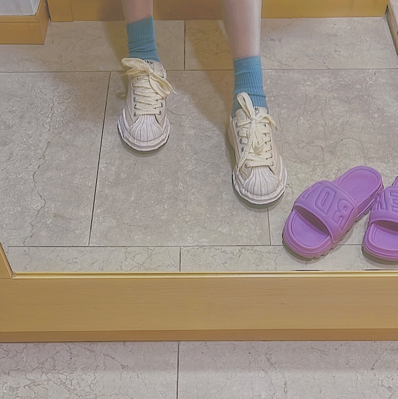 Maison Mihara Yasuhiro Blakey OG STC Sole OD Canvas Low-top Sneakers White 착용 스타일 - 2