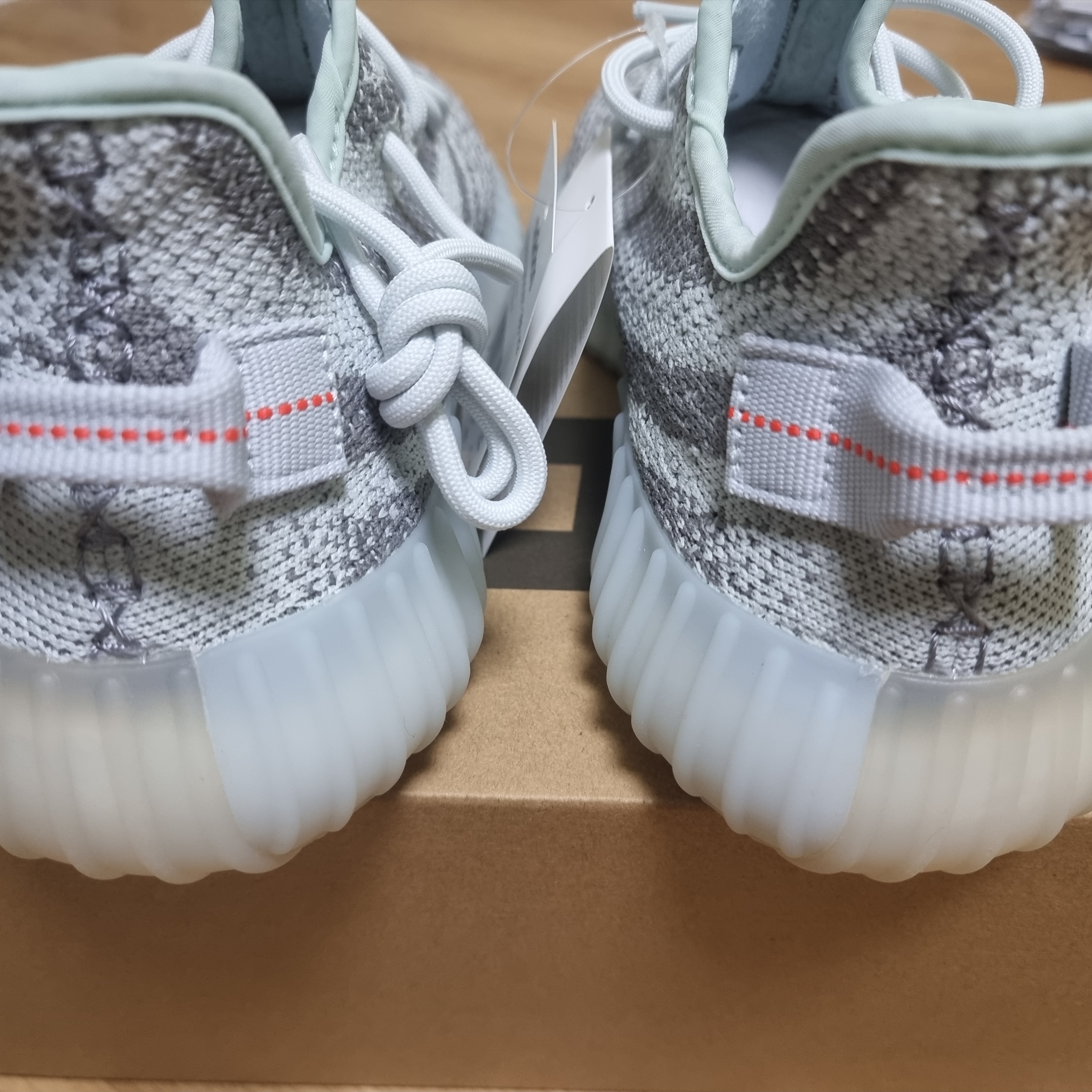 Adidas Yeezy Boost 350 V2 Blue Tint 2017 착용 스타일 - 2