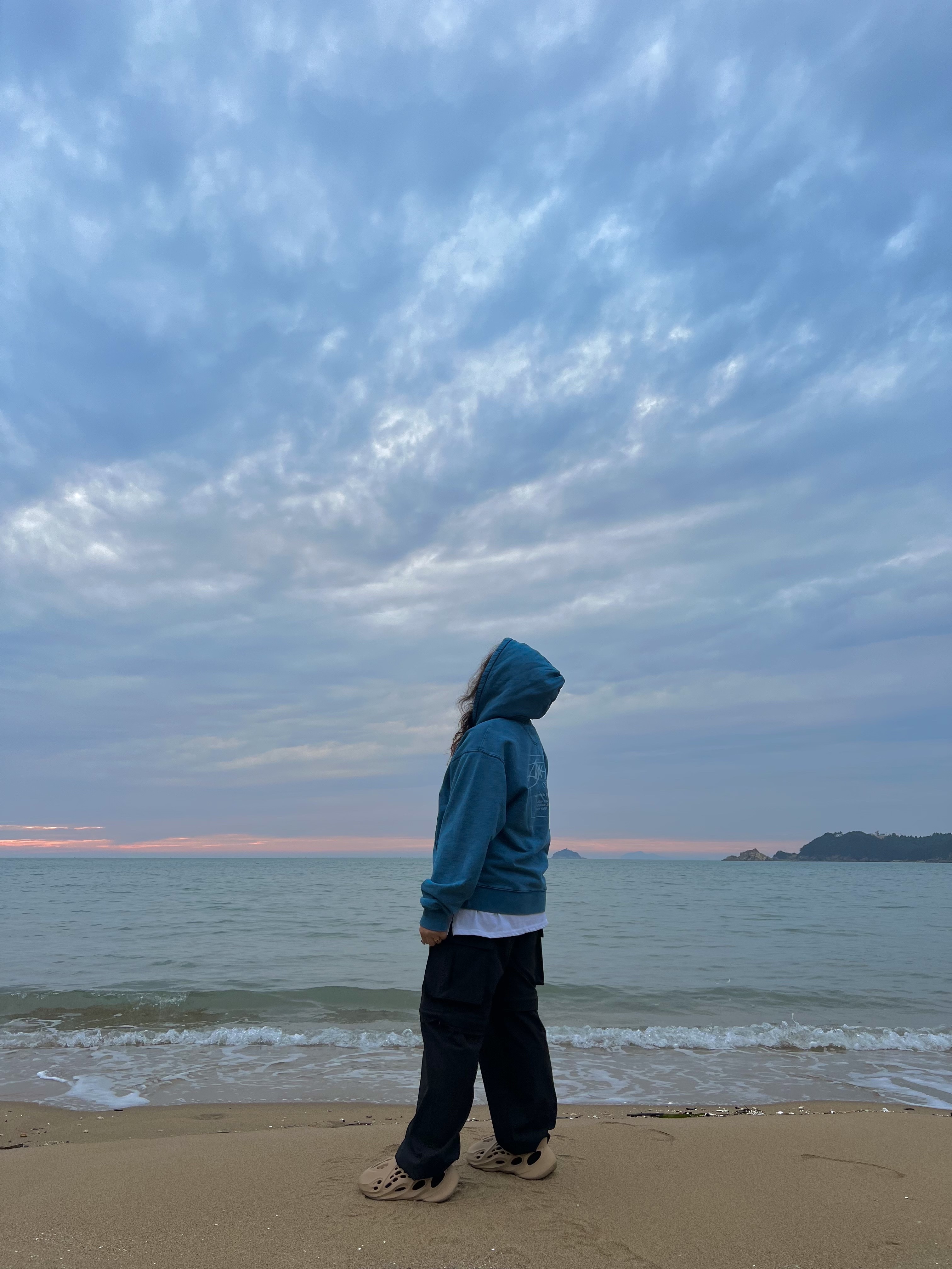 Stussy Dyed Stussy Designs Hoodie Blue, Adidas Yeezy Foam RNNR Ochre 착용 스타일 - 1