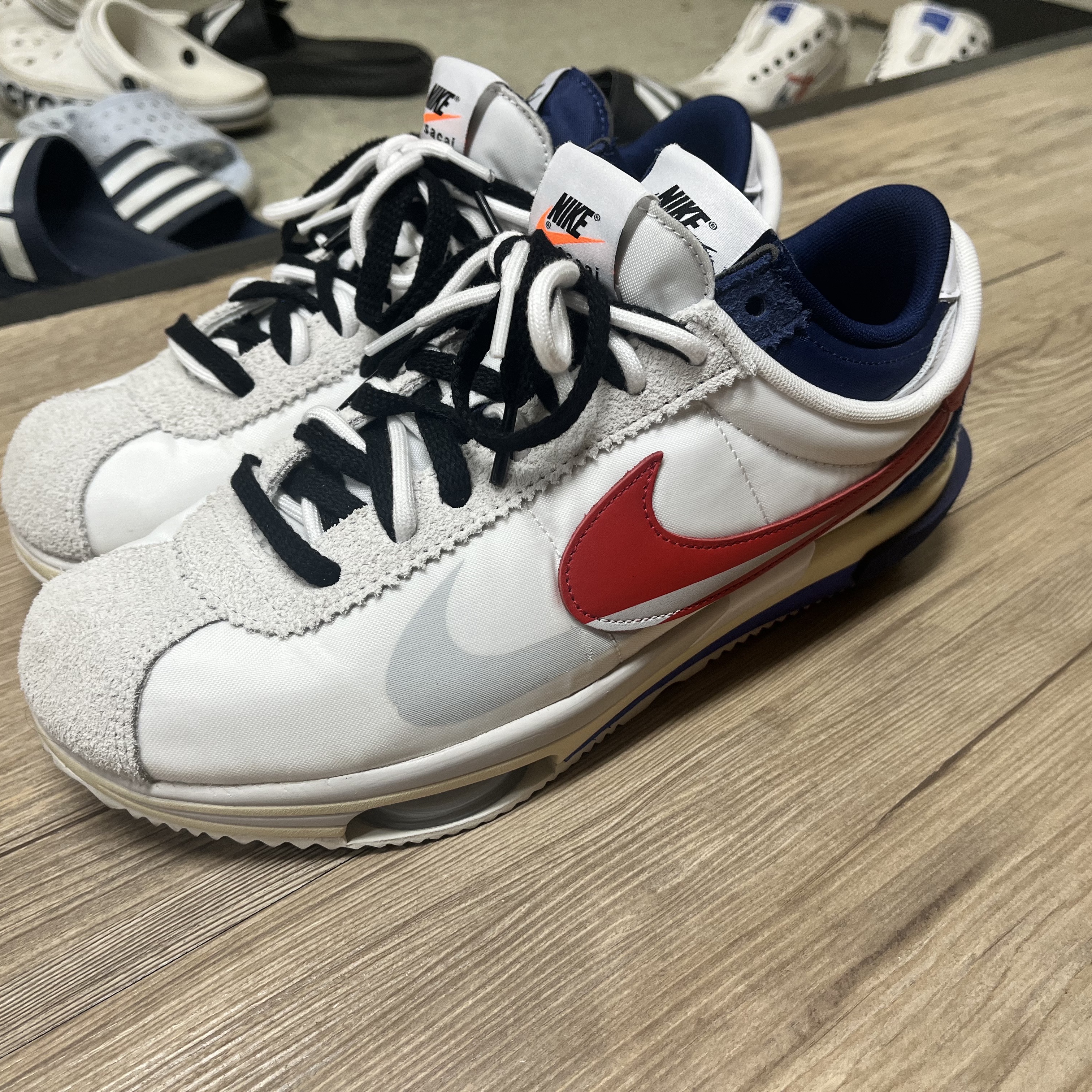 Nike x Sacai Zoom Cortez SP White and University Red 착용 스타일 - 1