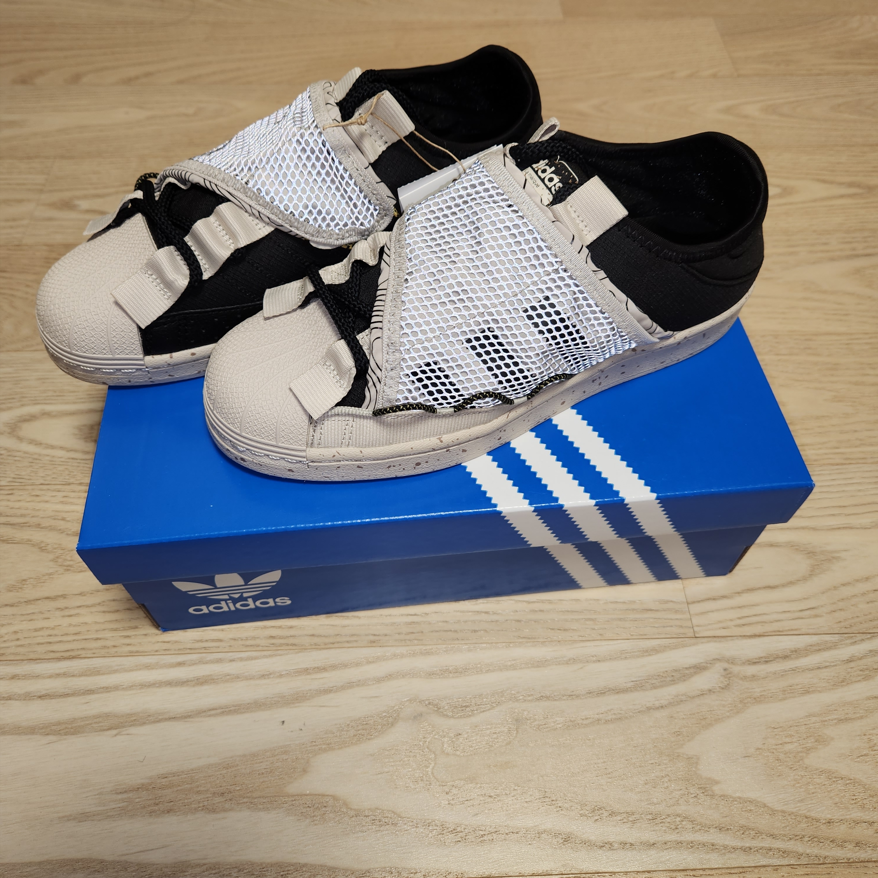 Adidas Superstar Bliss Core Black 착용 스타일 - 2