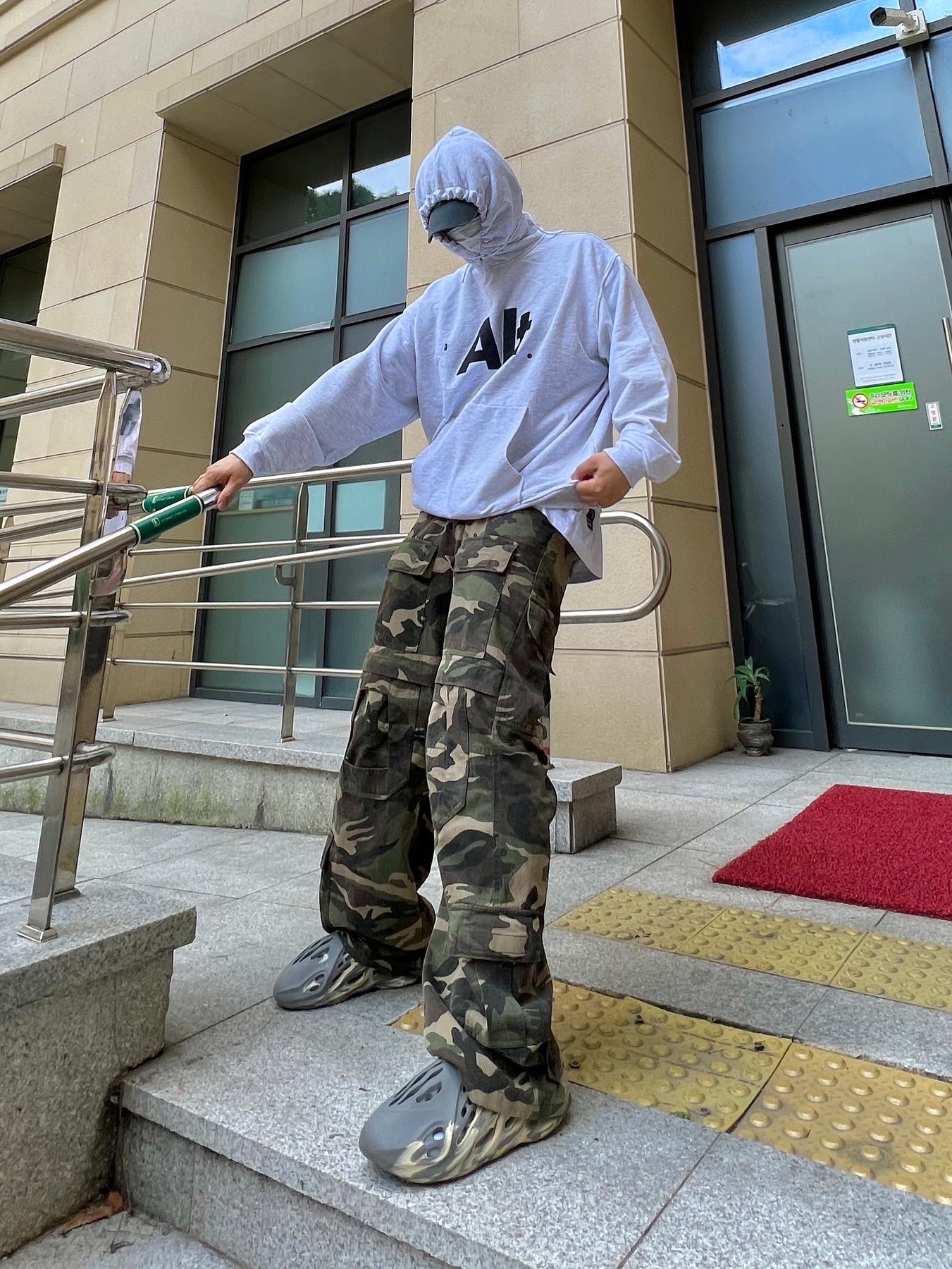 Adidas Yeezy Foam RNNR MXT Moon Gray 착용 스타일 - 3