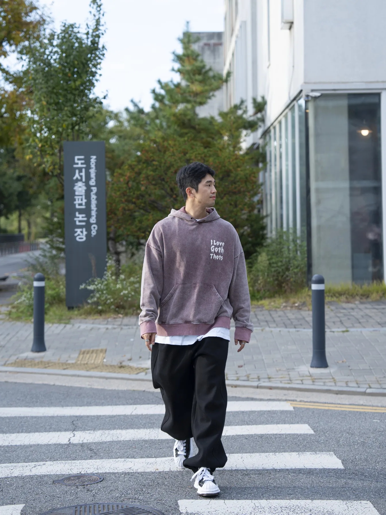 Maison Mihara Yasuhiro Blakey OG Sole Canvas Low-top Sneakers Black White 착용 스타일 - 1