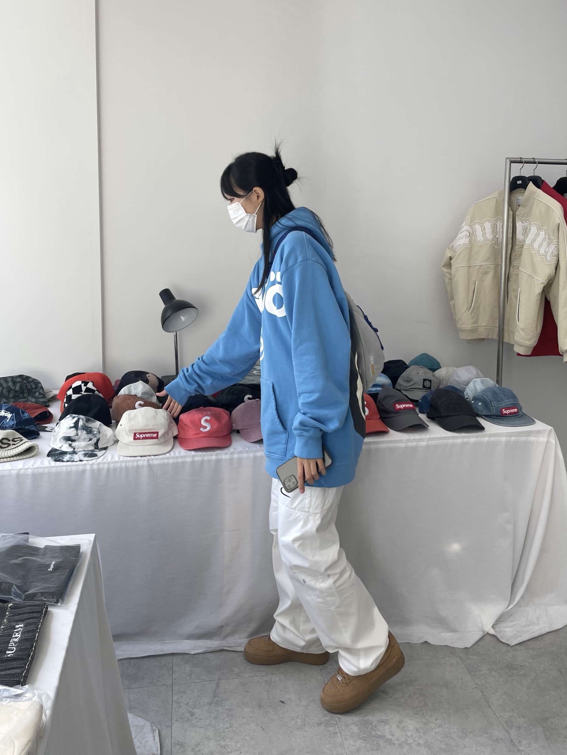 Stussy x Cactus Plant Flea Market 8 Ball Pigment Dyed Hoodie Blue, Nike x Off-White NRG Pants White 착용 스타일 - 1