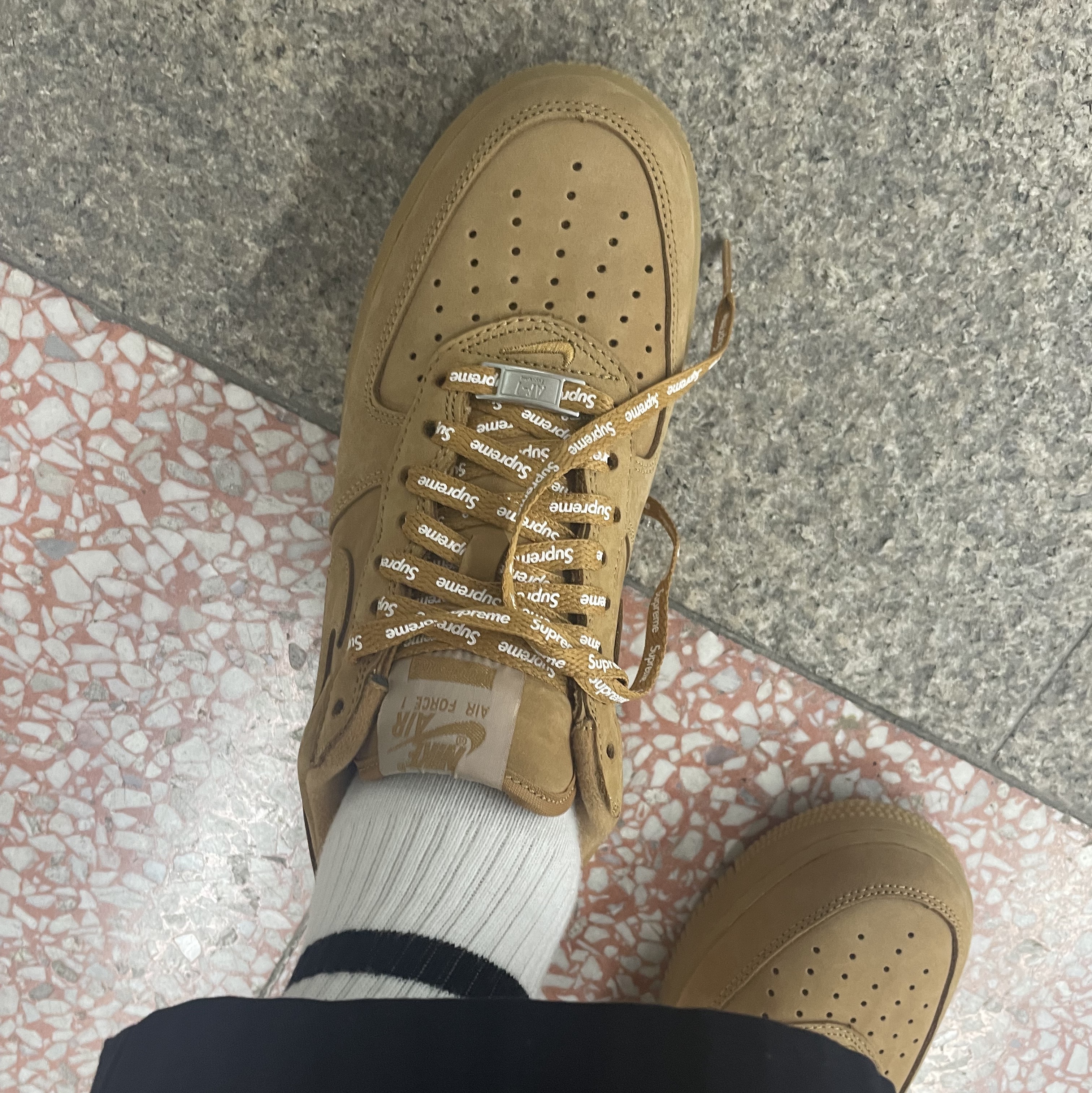 Nike x Supreme Air Force 1 Low Flax 착용 스타일 - 2