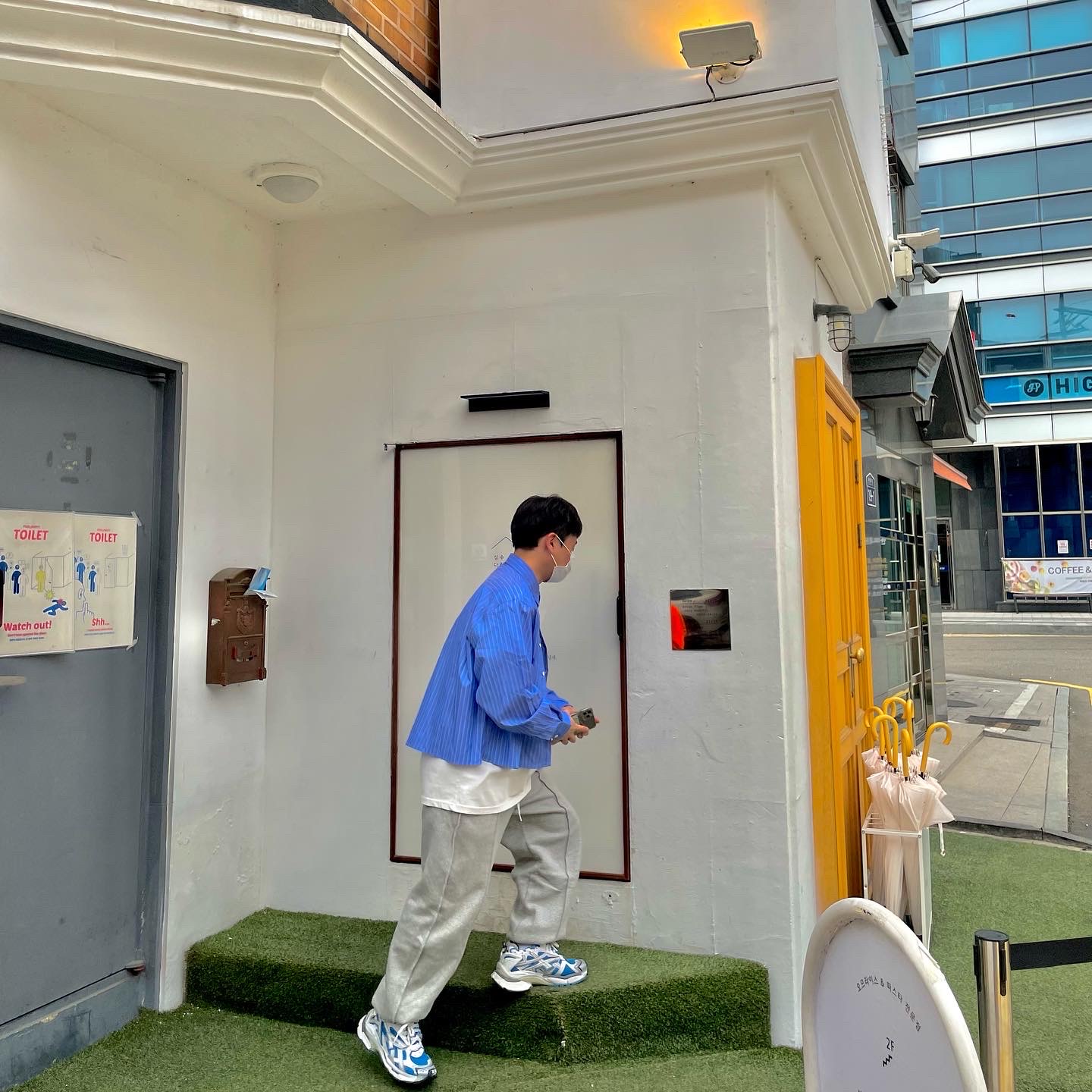 Balenciaga Runner Sneakers Blue White, Nike x Stussy Big Swoosh LS T-Shirt White - US/EU 착용 스타일 - 3