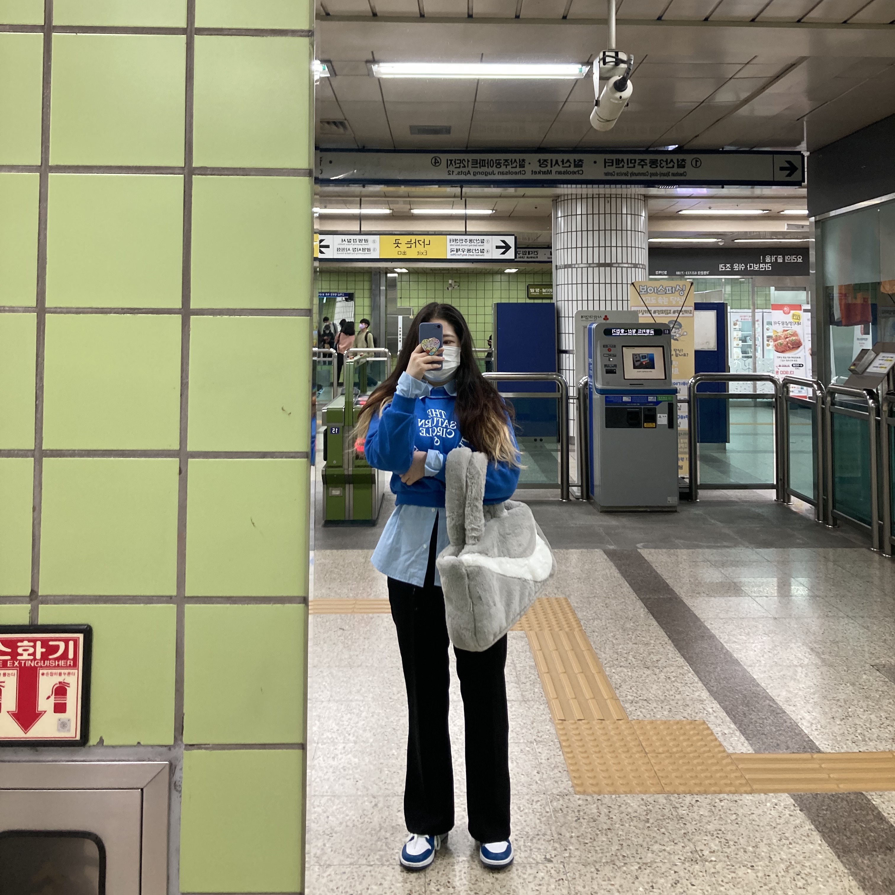 Nike NSW Faux Fur Tote Bag Light Iron Ore, (W) Jordan 1 Low White Dark Marina Blue 착용 스타일