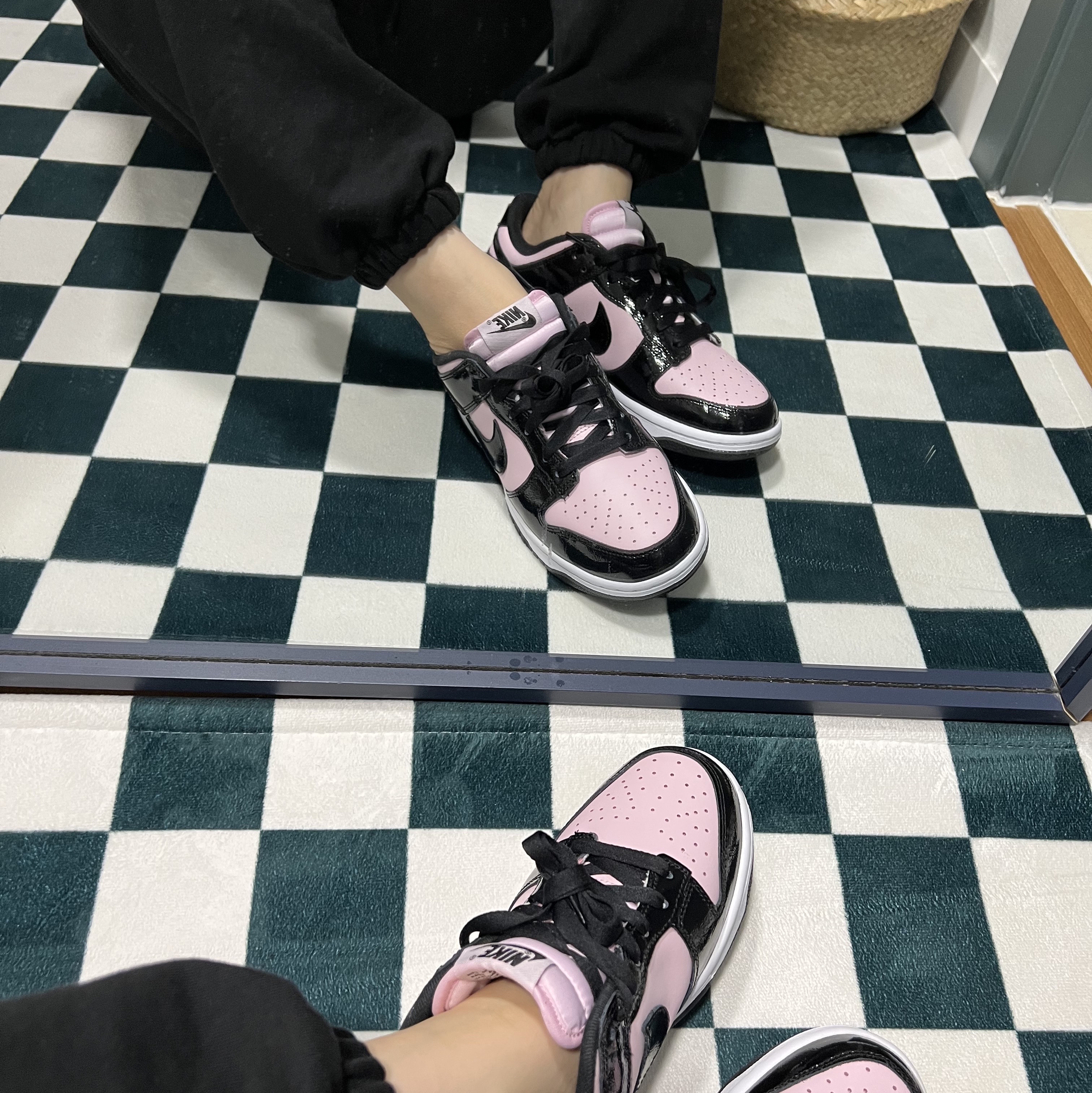(W) Nike Dunk Low Essential Pink Foam Black 착용 스타일 - 2