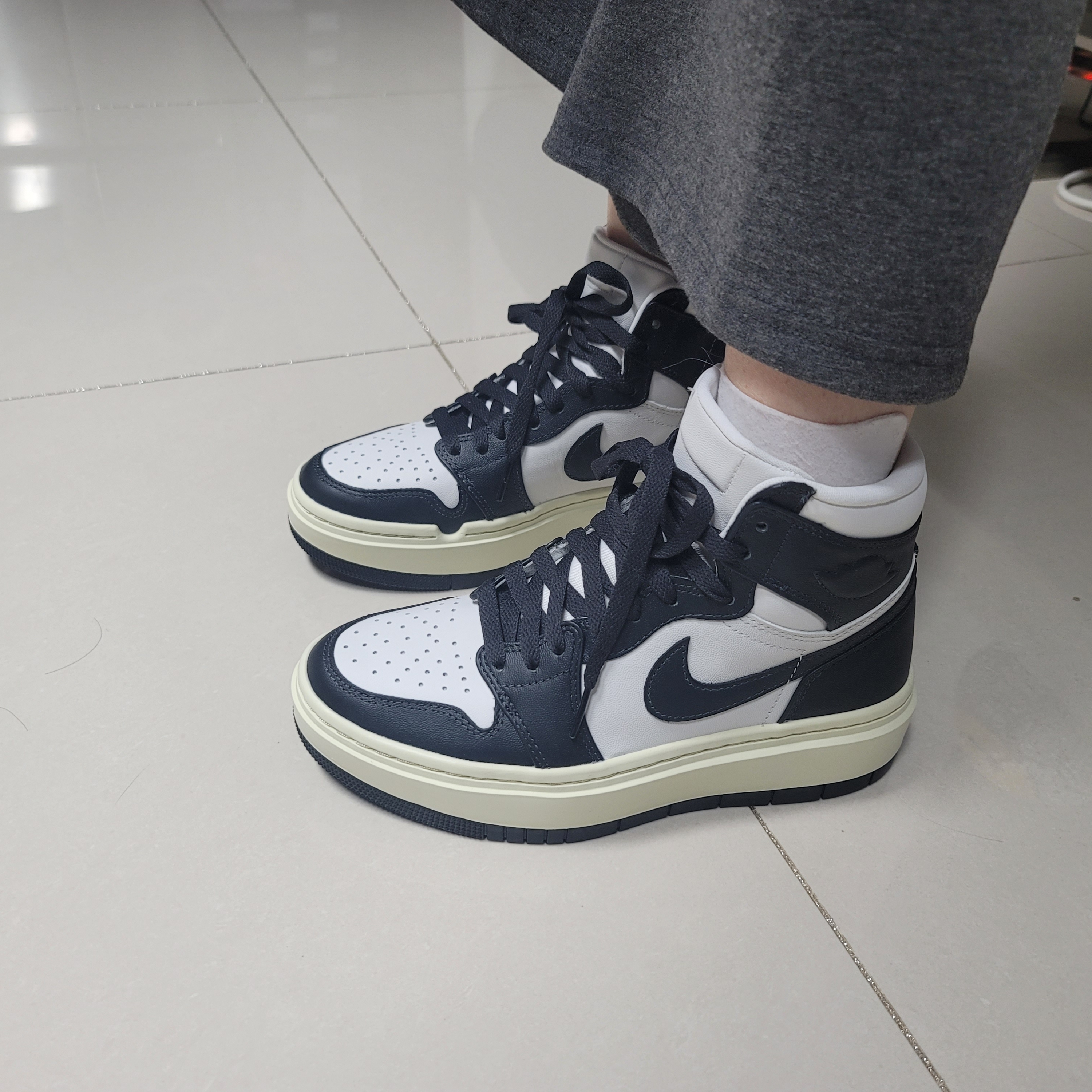 (W) Jordan 1 Elevate High Varsity Red, (W) Jordan 1 Elevate High Dark Ash 착용 스타일 - 5