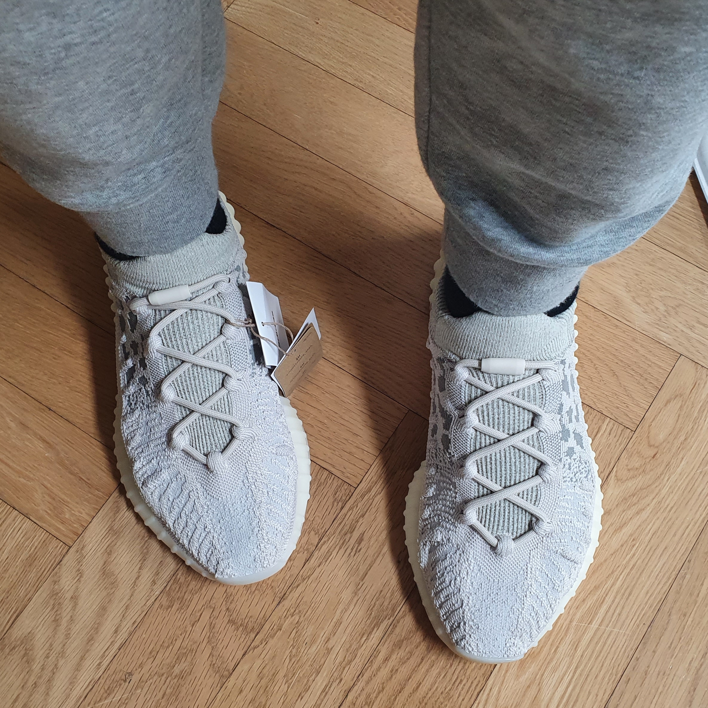 Adidas Yeezy 350 V2 CMPCT Slate Bone 2022/2023 착용 스타일 - 2