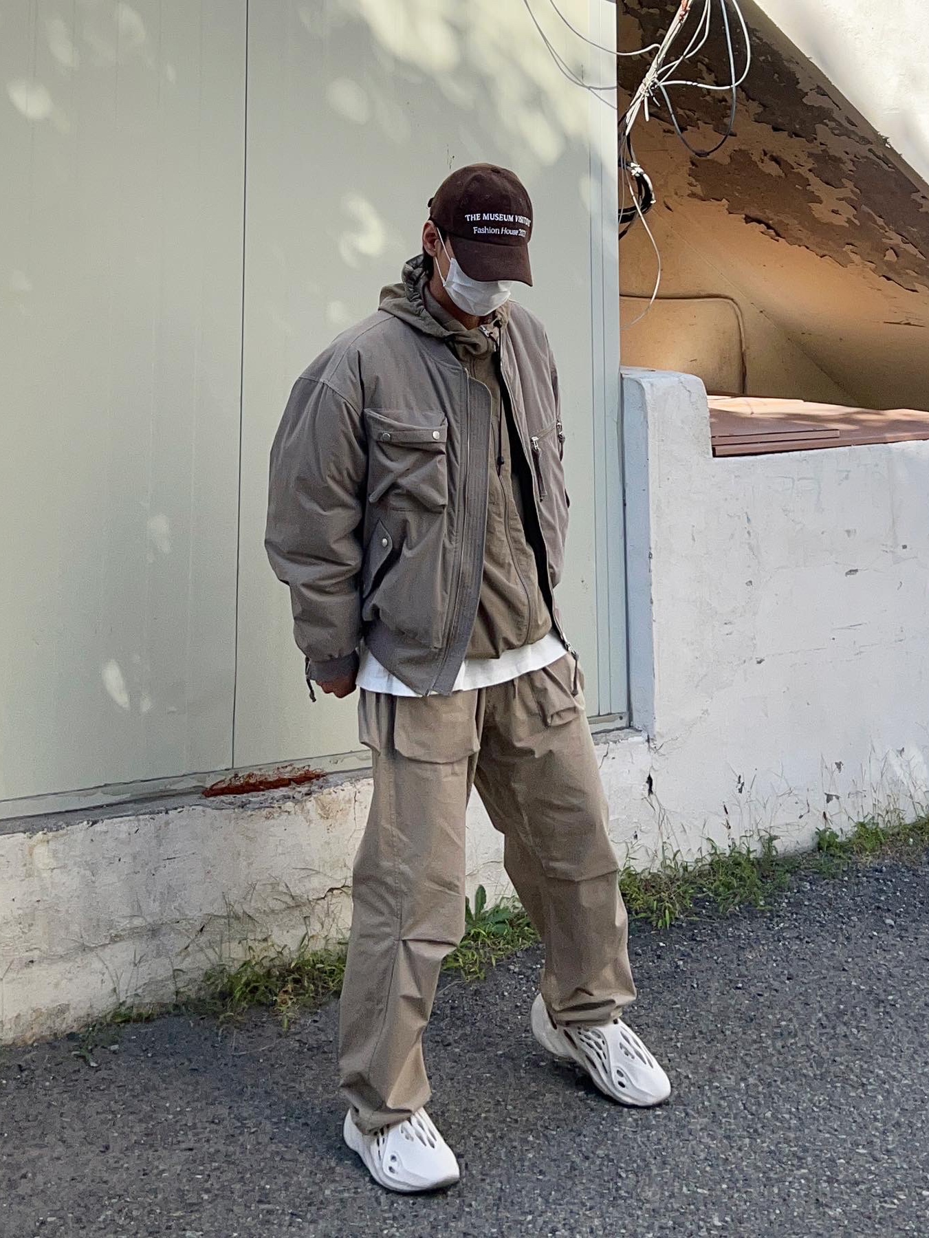 Adidas Yeezy Foam RNNR Sand 착용 스타일 - 2