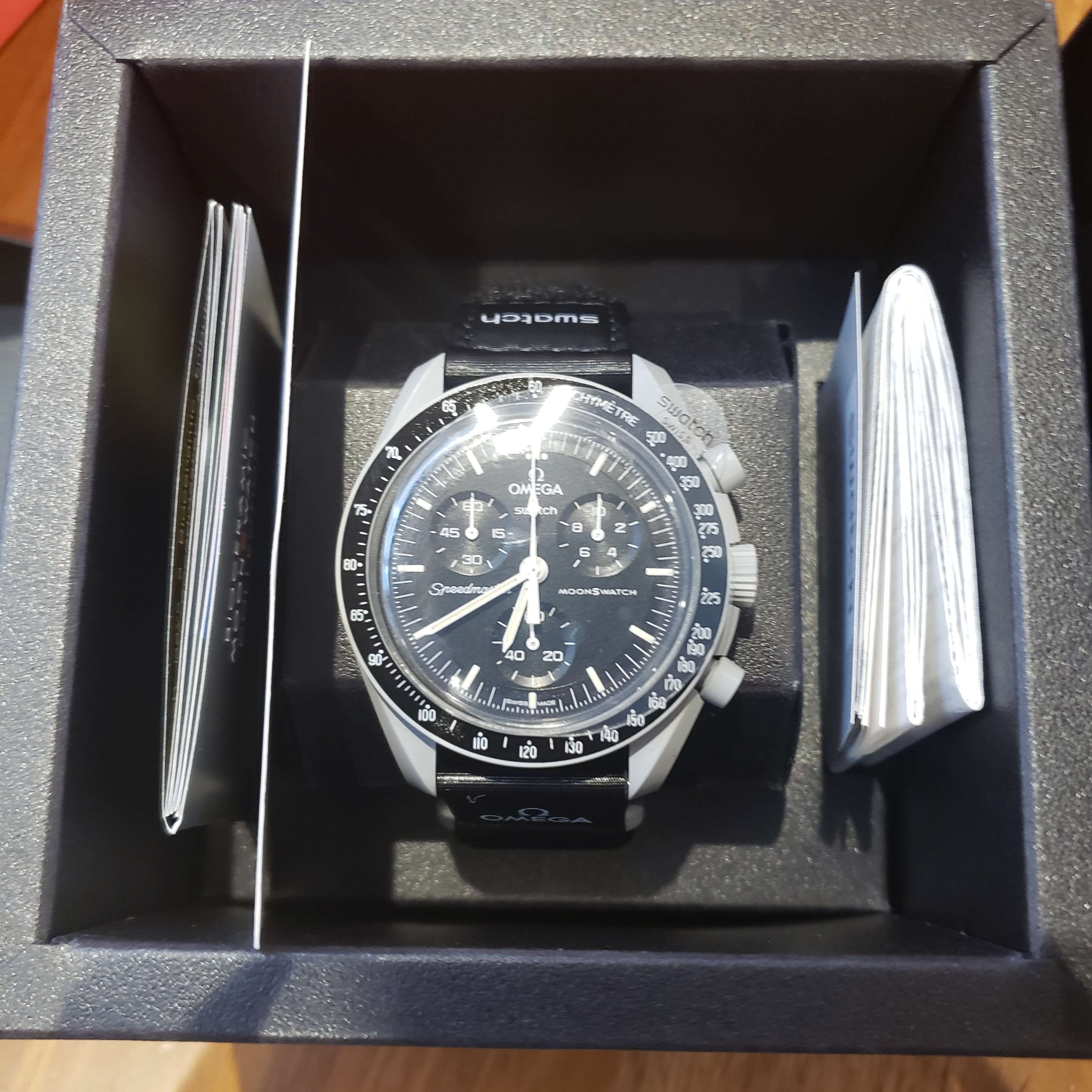 Swatch x Omega Bioceramic MoonSwatch Mission To The Moon 착용 스타일