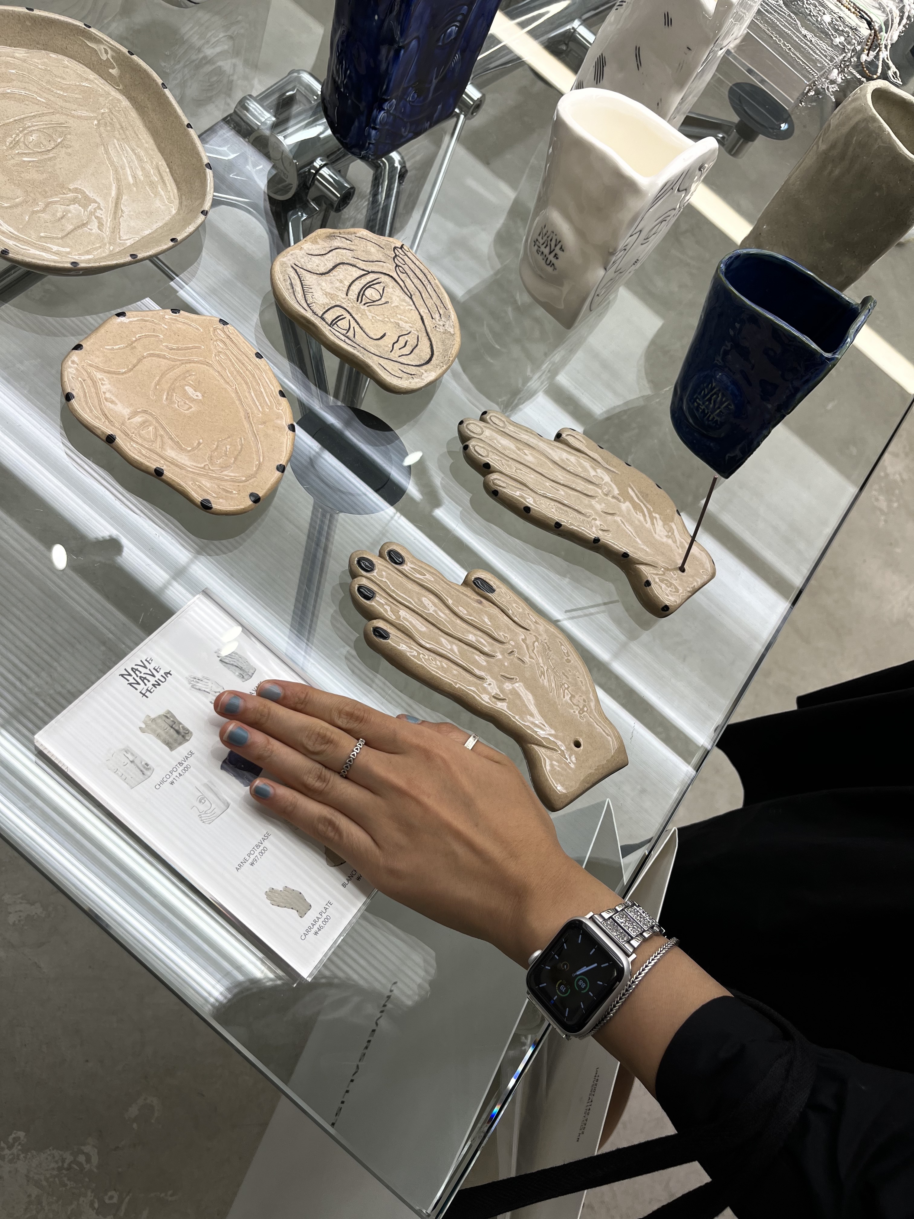 Autry Medalist Low Leather Sneakers White Black 착용 스타일 - 2