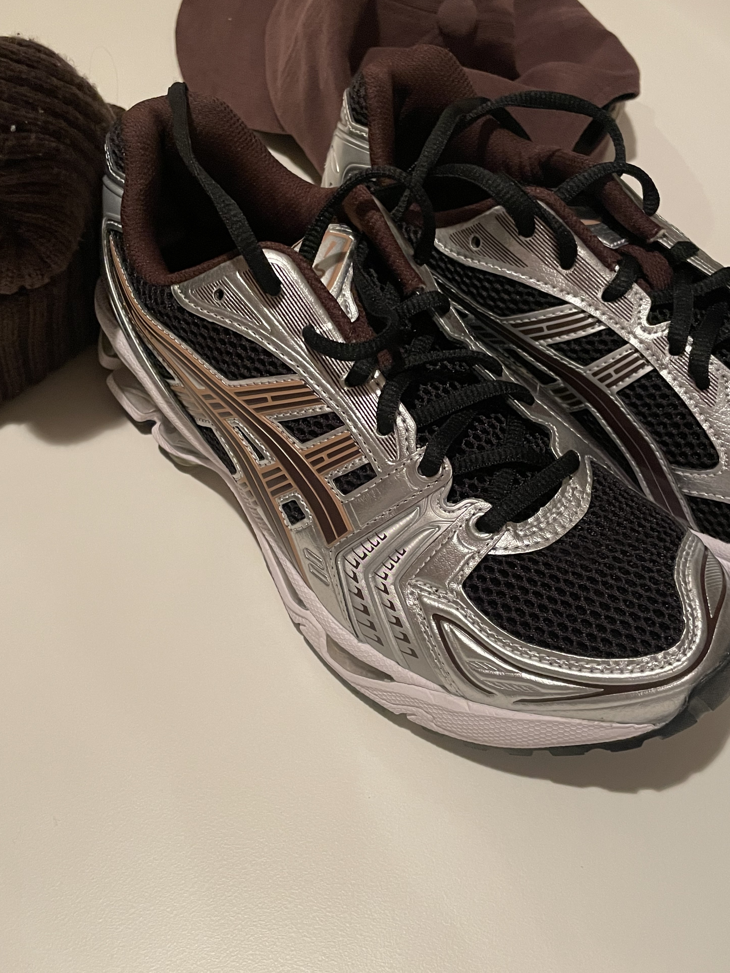 Asics Gel-Kayano 14 Black Coffee 착용 스타일