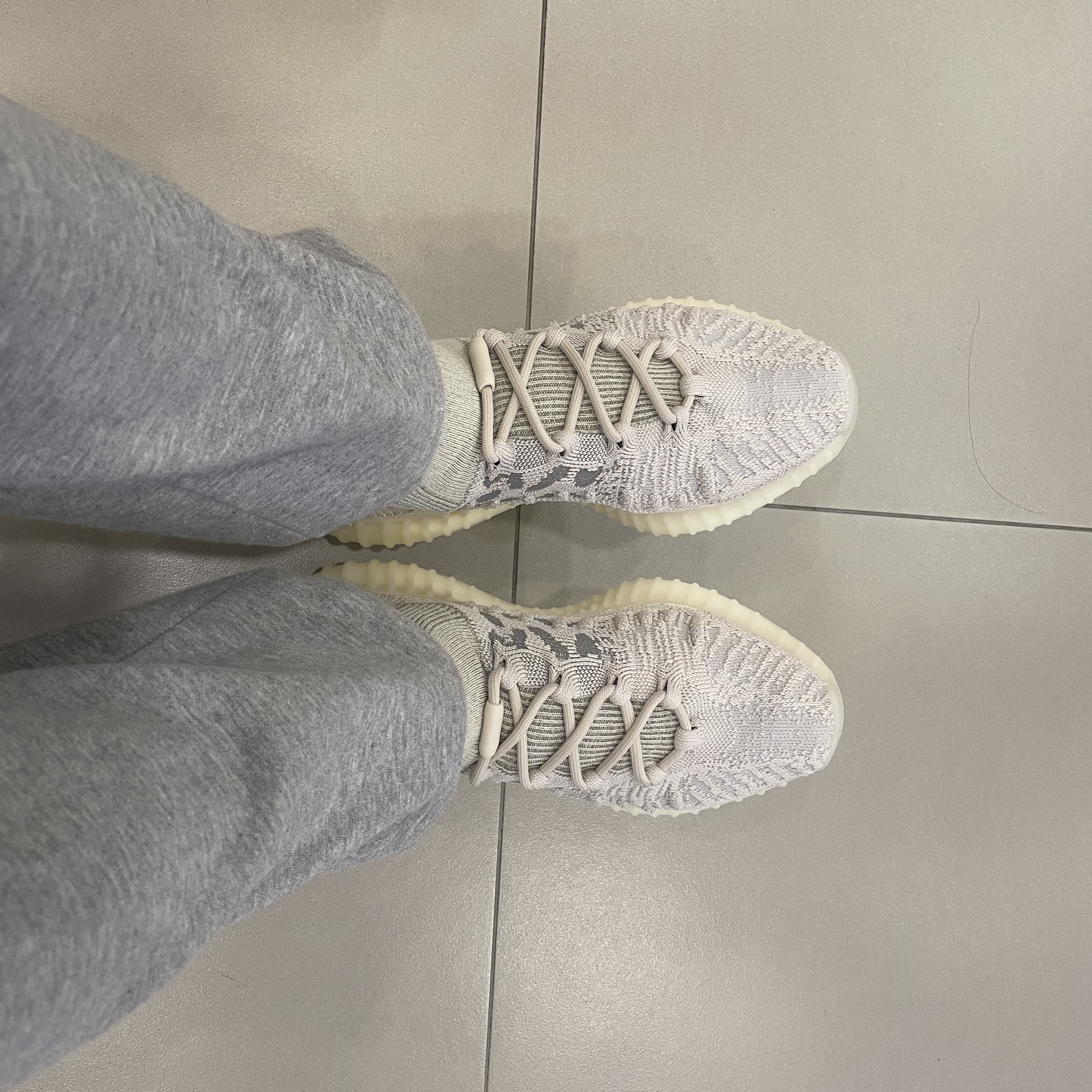 Adidas Yeezy 350 V2 CMPCT Slate Bone 2022/2023 착용 스타일 - 2