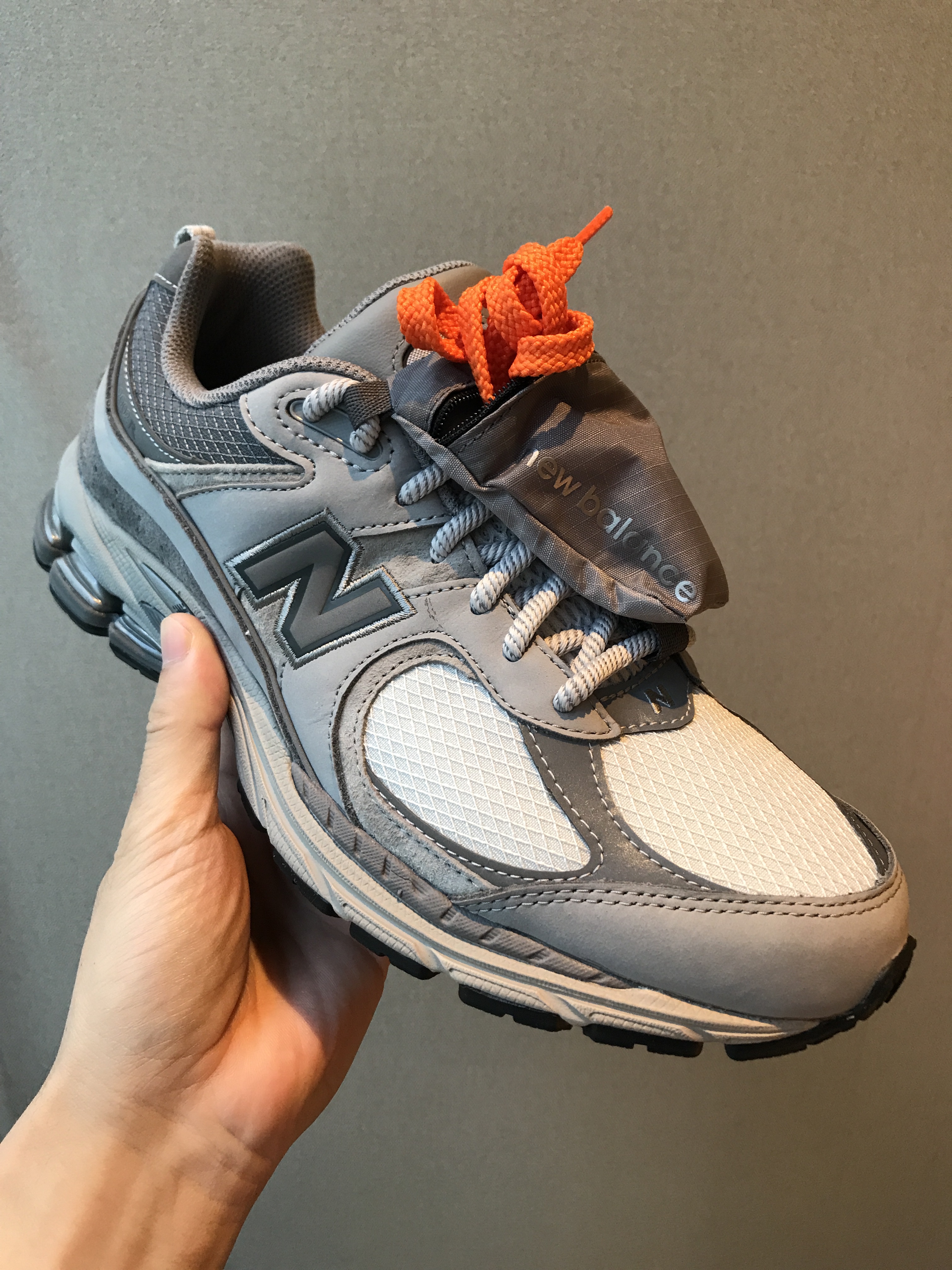 New Balance 2002R Team Away Grey 착용 스타일 - 1