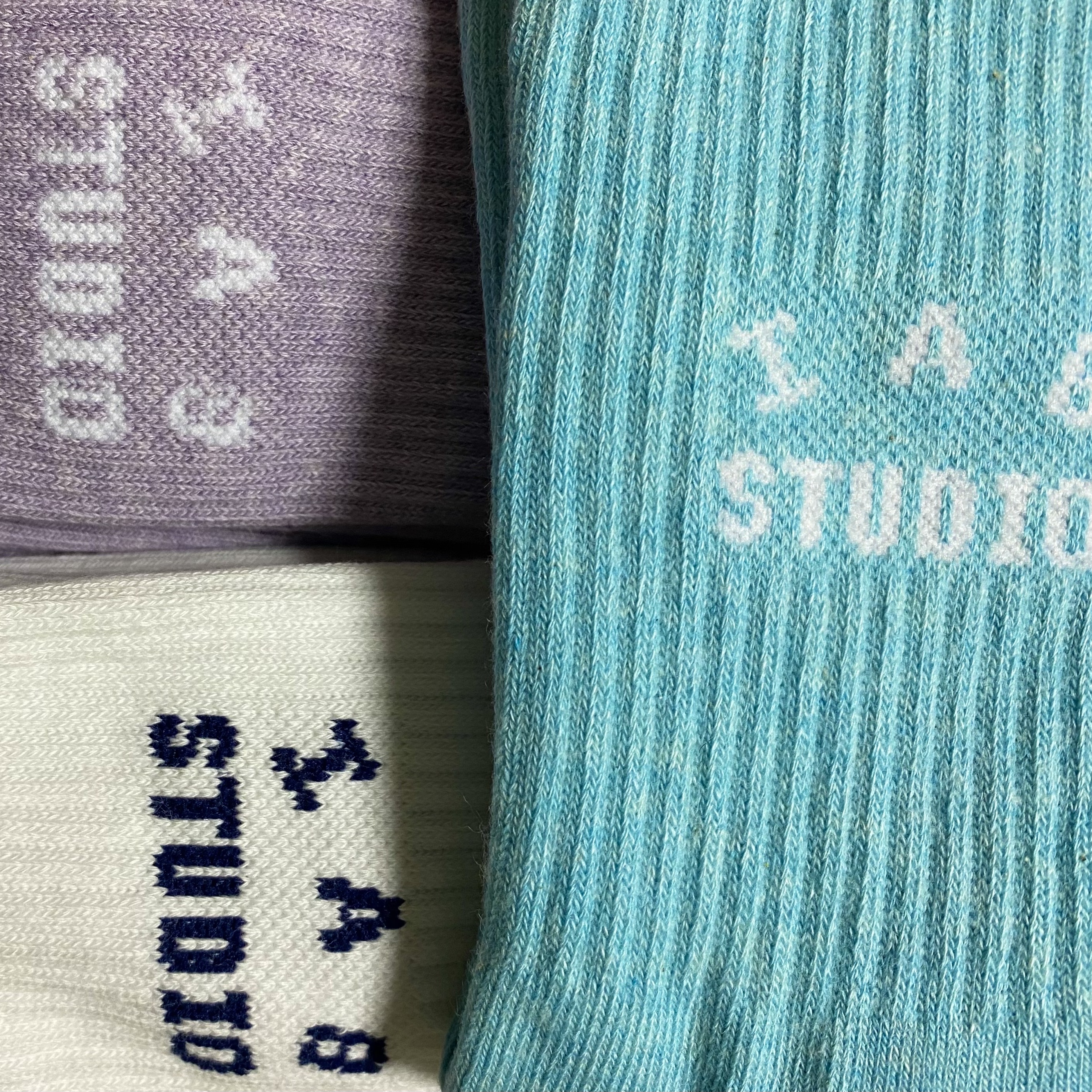IAB Studio Socks Pack White Purple Cyan 착용 스타일