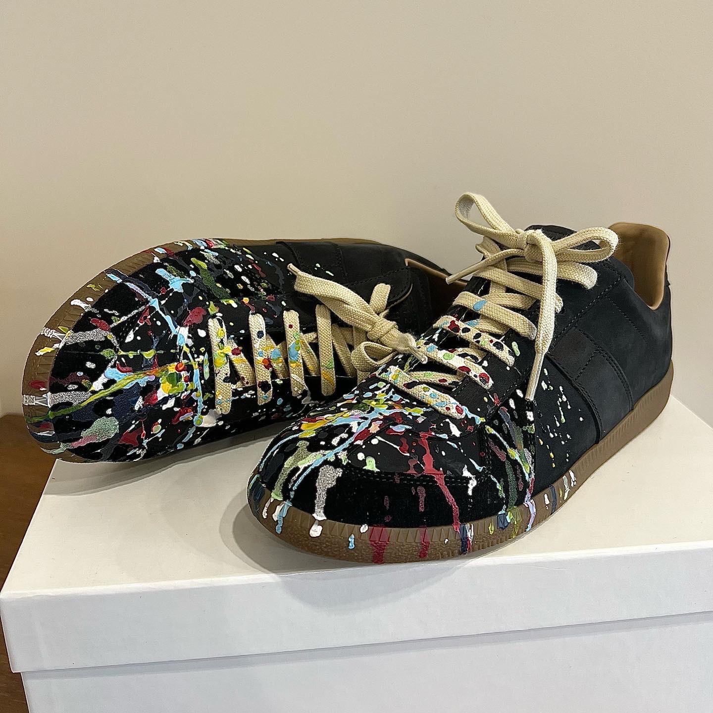 Maison Margiela Replica Paint Drop Sneakers Black 착용 스타일 - 2