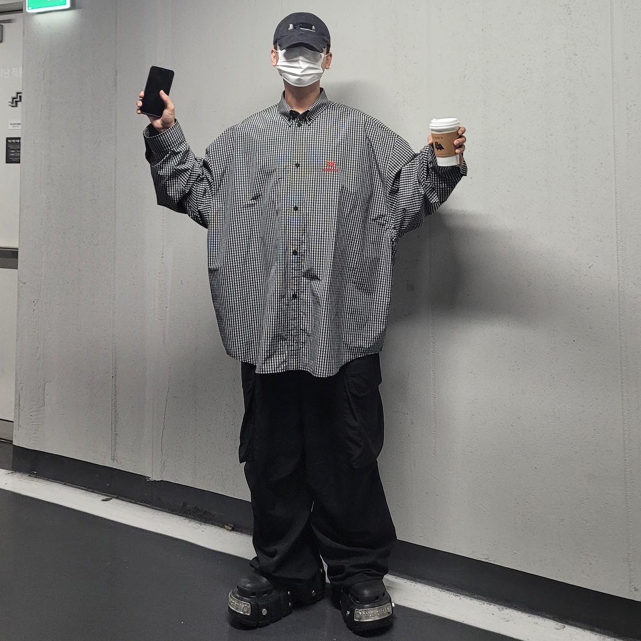 Balenciaga x Crocs Hardcrocs Slide Black, Balenciaga Micro Check Mix Poplin Sporty B Cosy Shirt Black White 착용 스타일 - 1