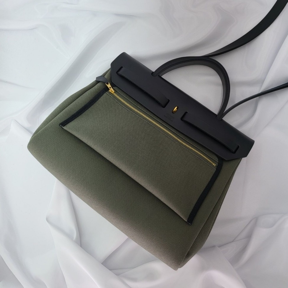 Hermes Herbag Zip 31 Bag Retourne & Gold Vert De Gris Noir 착용 스타일 - 2