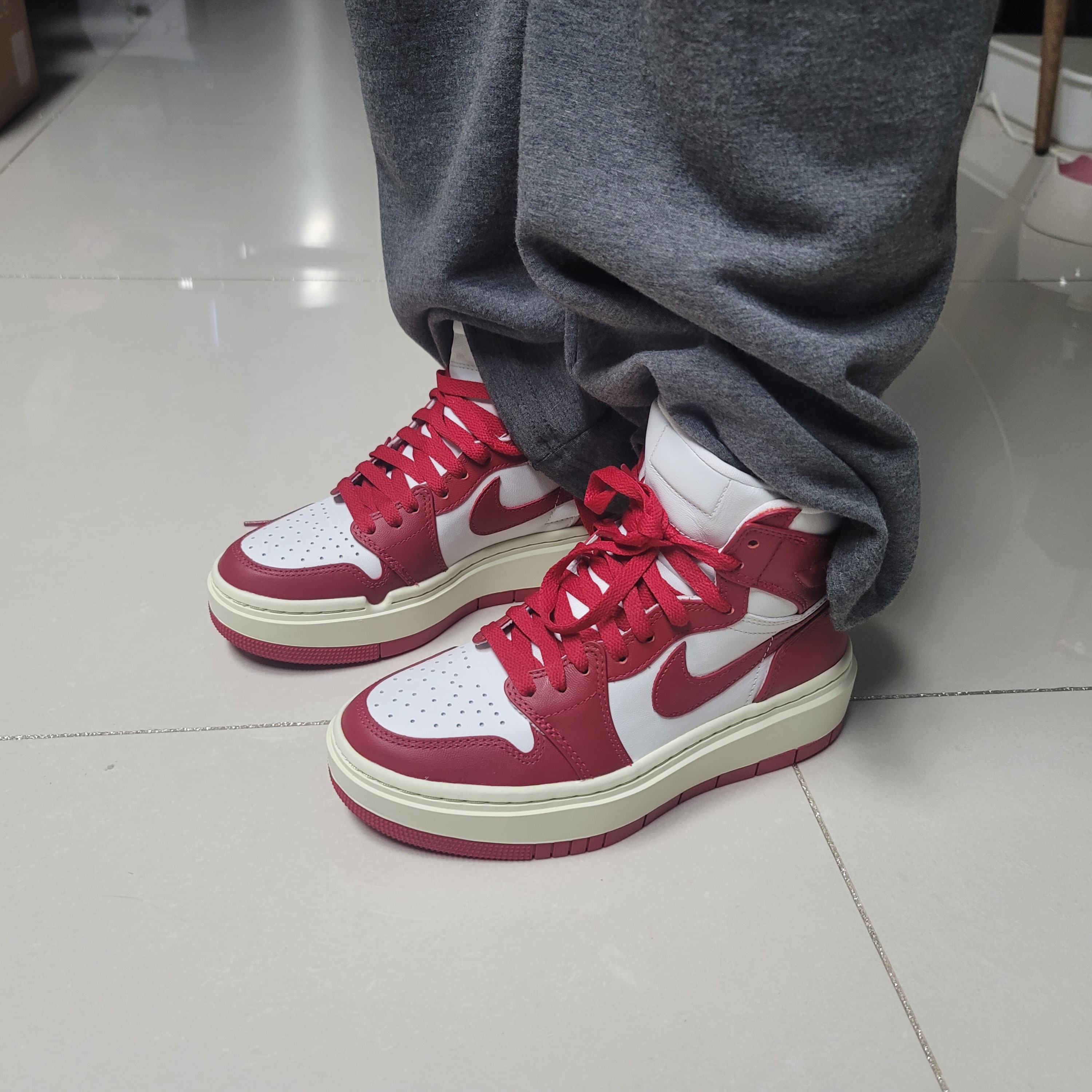 (W) Jordan 1 Elevate High Varsity Red, (W) Jordan 1 Elevate High Dark Ash 착용 스타일 - 4