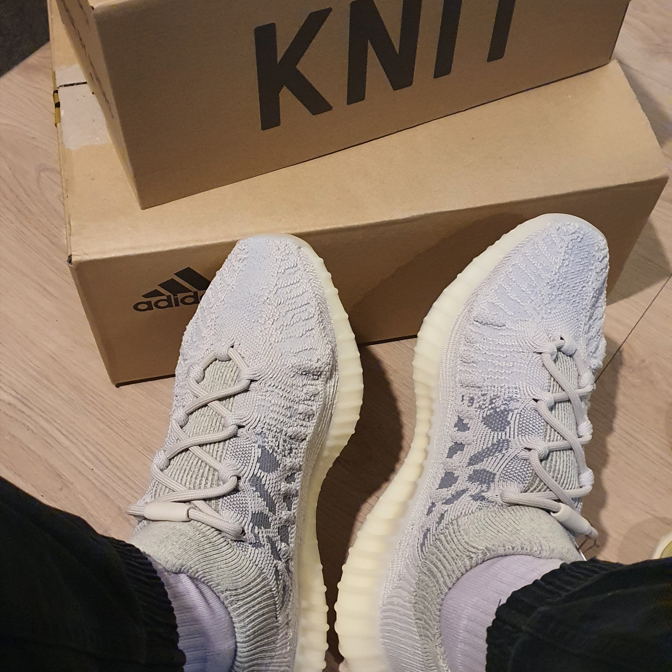 Adidas Yeezy 350 V2 CMPCT Slate Bone 2022/2023 착용 스타일 - 2