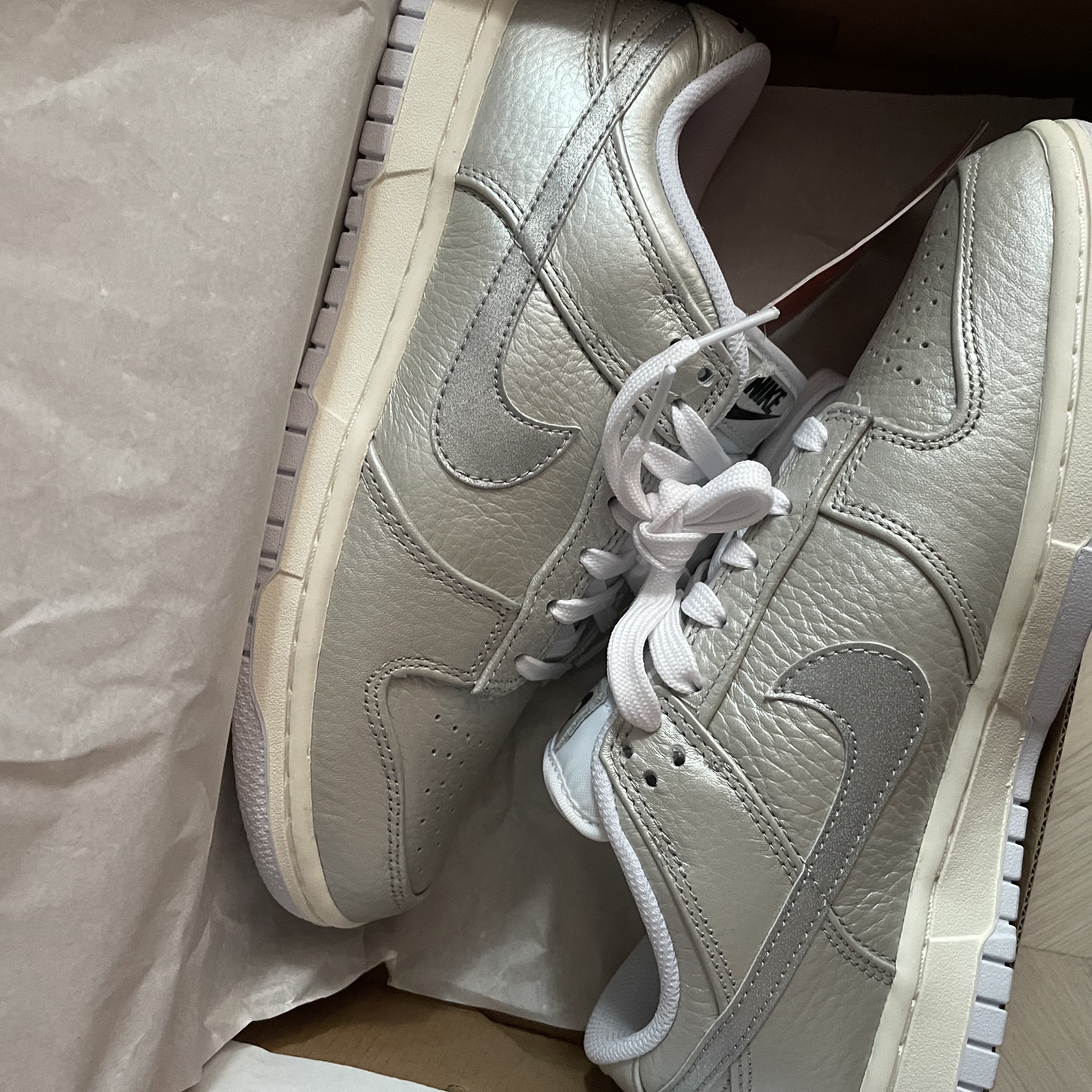 Nike Dunk Low SE Metallic Silver 착용 스타일