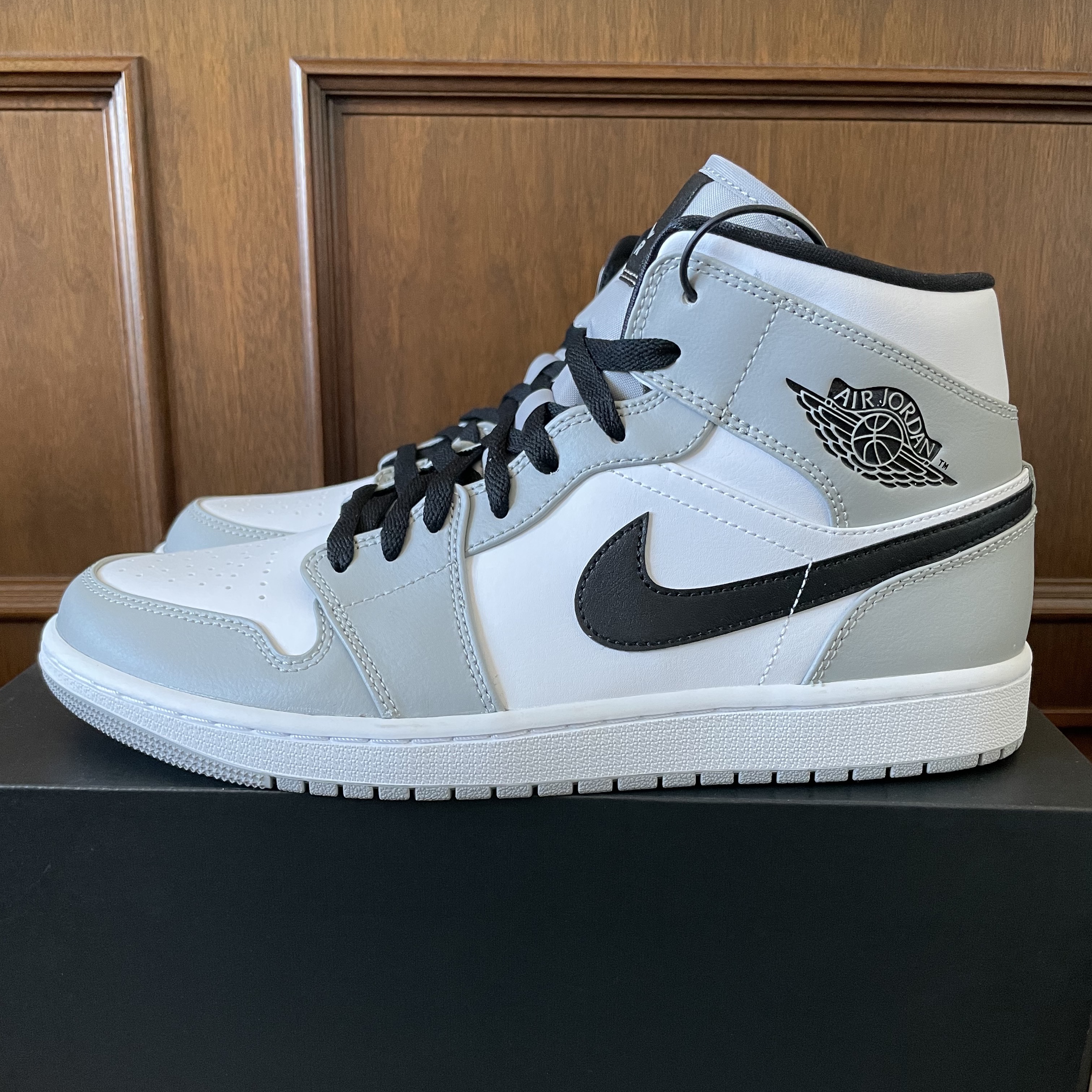Jordan 1 Mid Light Smoke Grey 착용 스타일 - 1