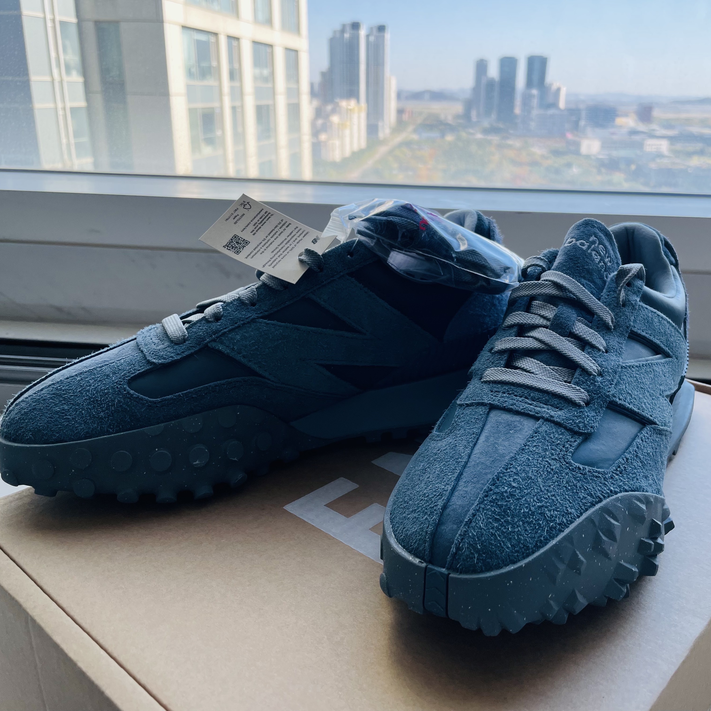 New Balance x Auralee XC-72 Blue 착용 스타일