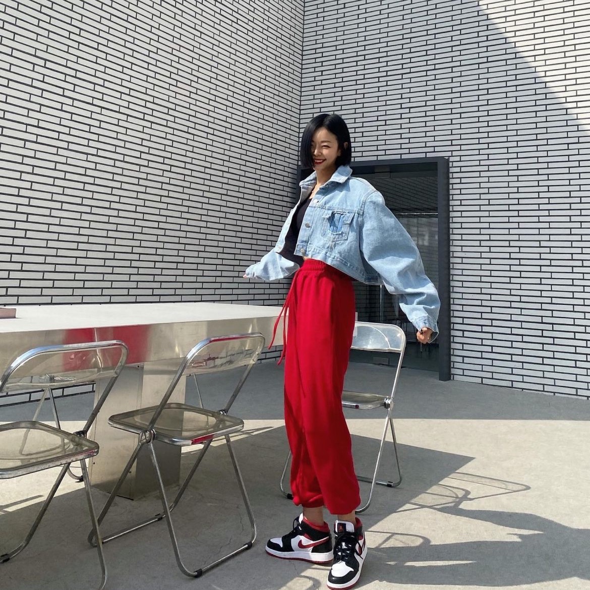 Jordan 1 Mid Gym Red Black White 착용 스타일 - 1