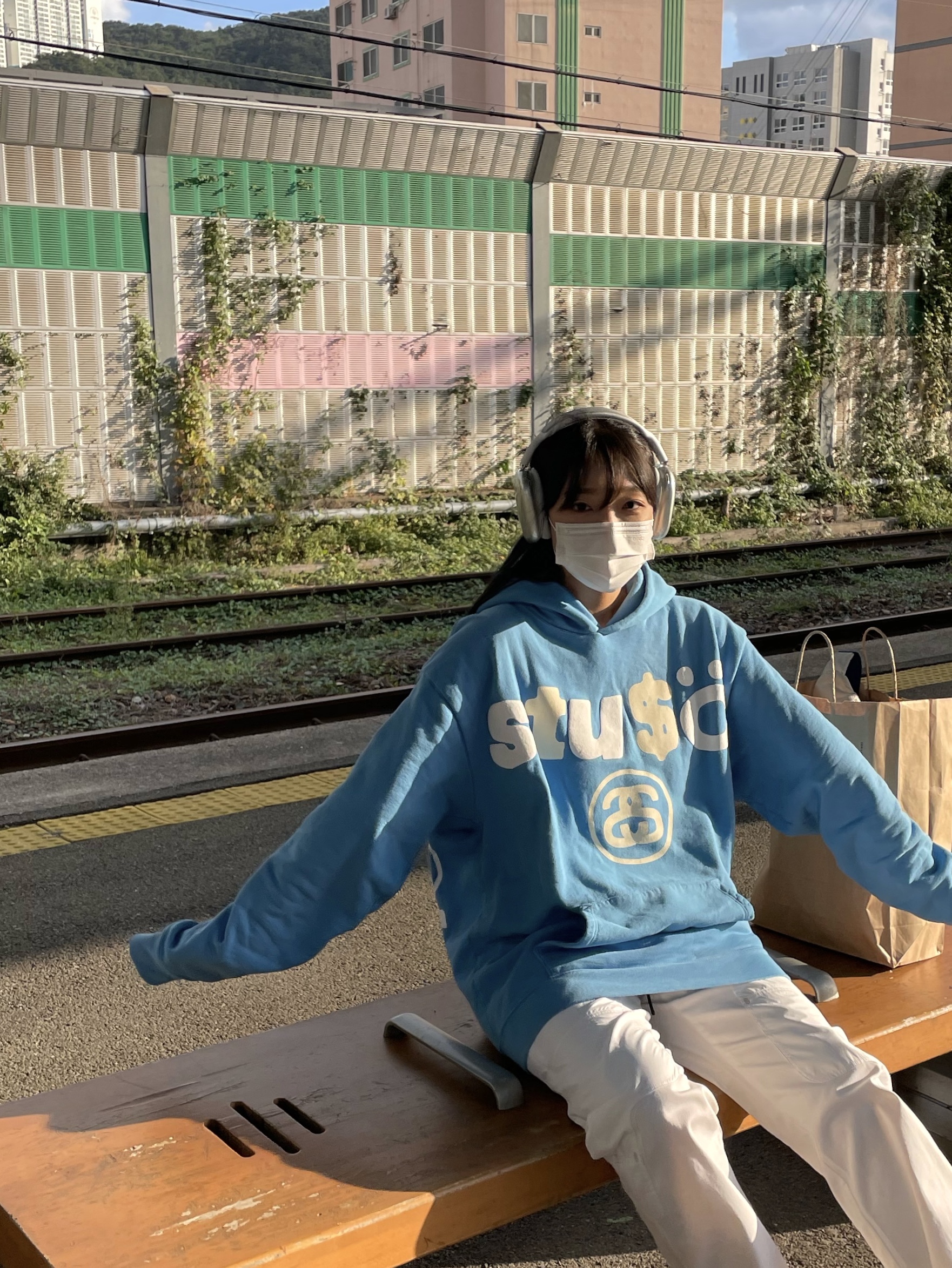 Stussy x Cactus Plant Flea Market 8 Ball Pigment Dyed Hoodie Blue, Nike x Off-White NRG Pants White 착용 스타일 - 2