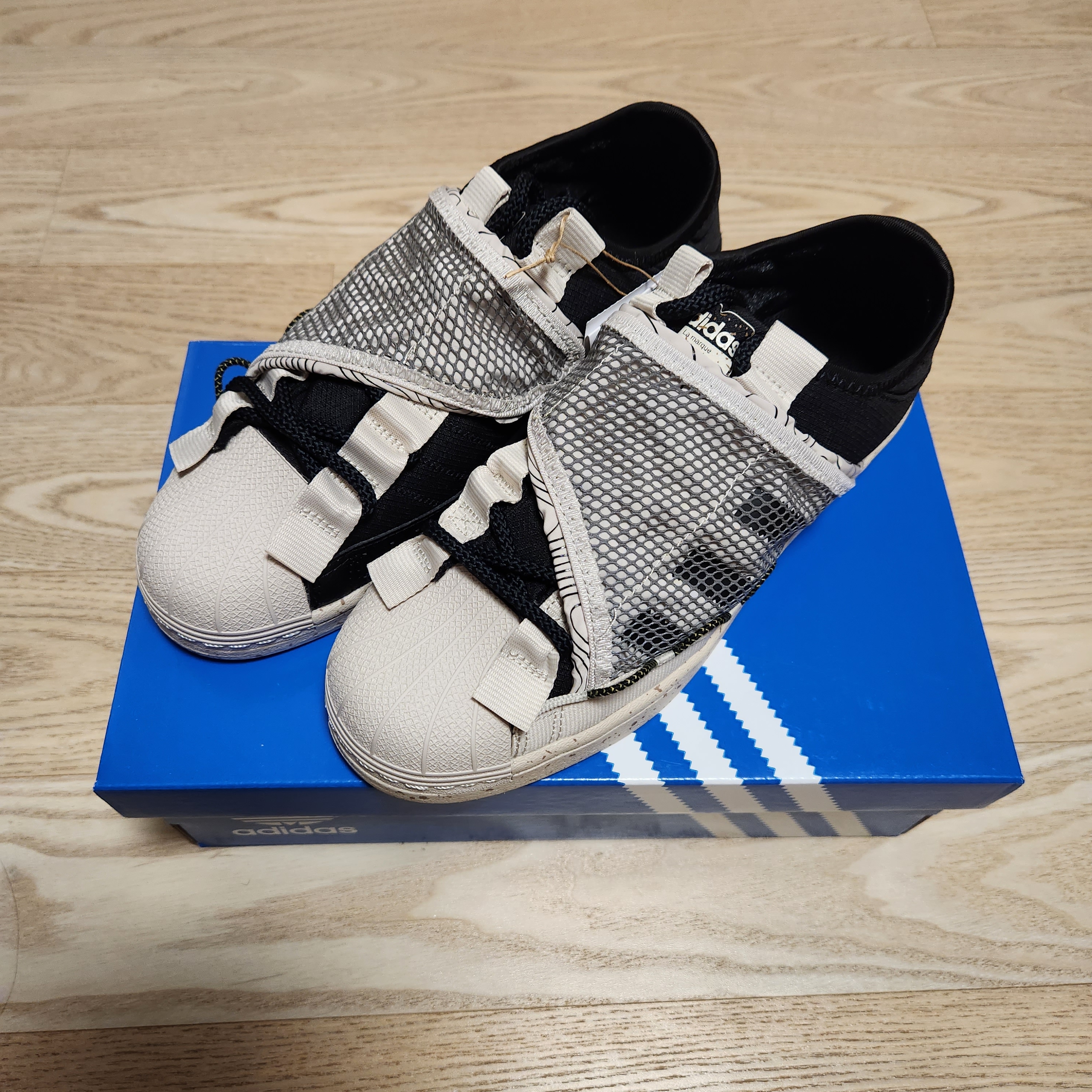 Adidas Superstar Bliss Core Black 착용 스타일 - 1