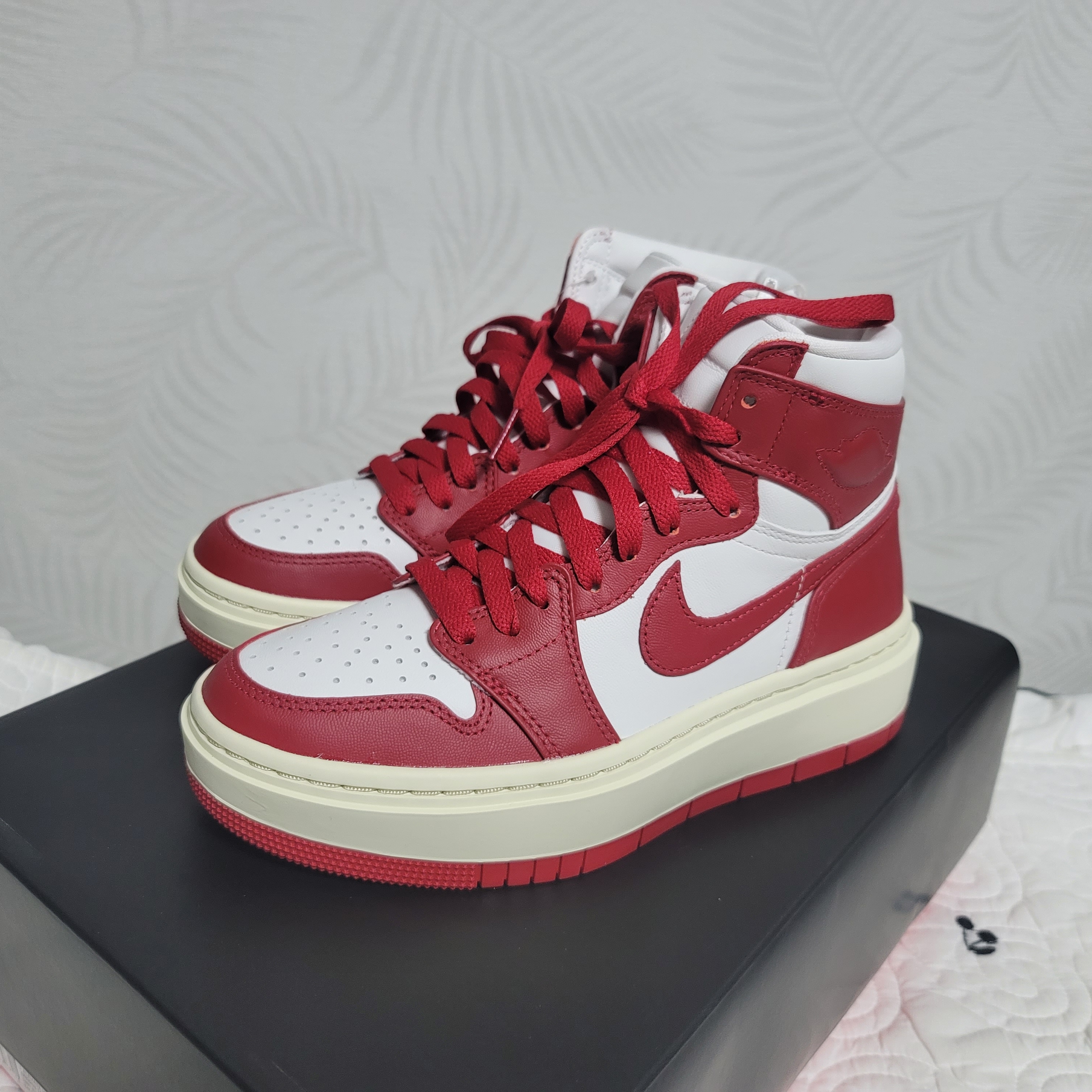 (W) Jordan 1 Elevate High Varsity Red, (W) Jordan 1 Elevate High Dark Ash 착용 스타일 - 1